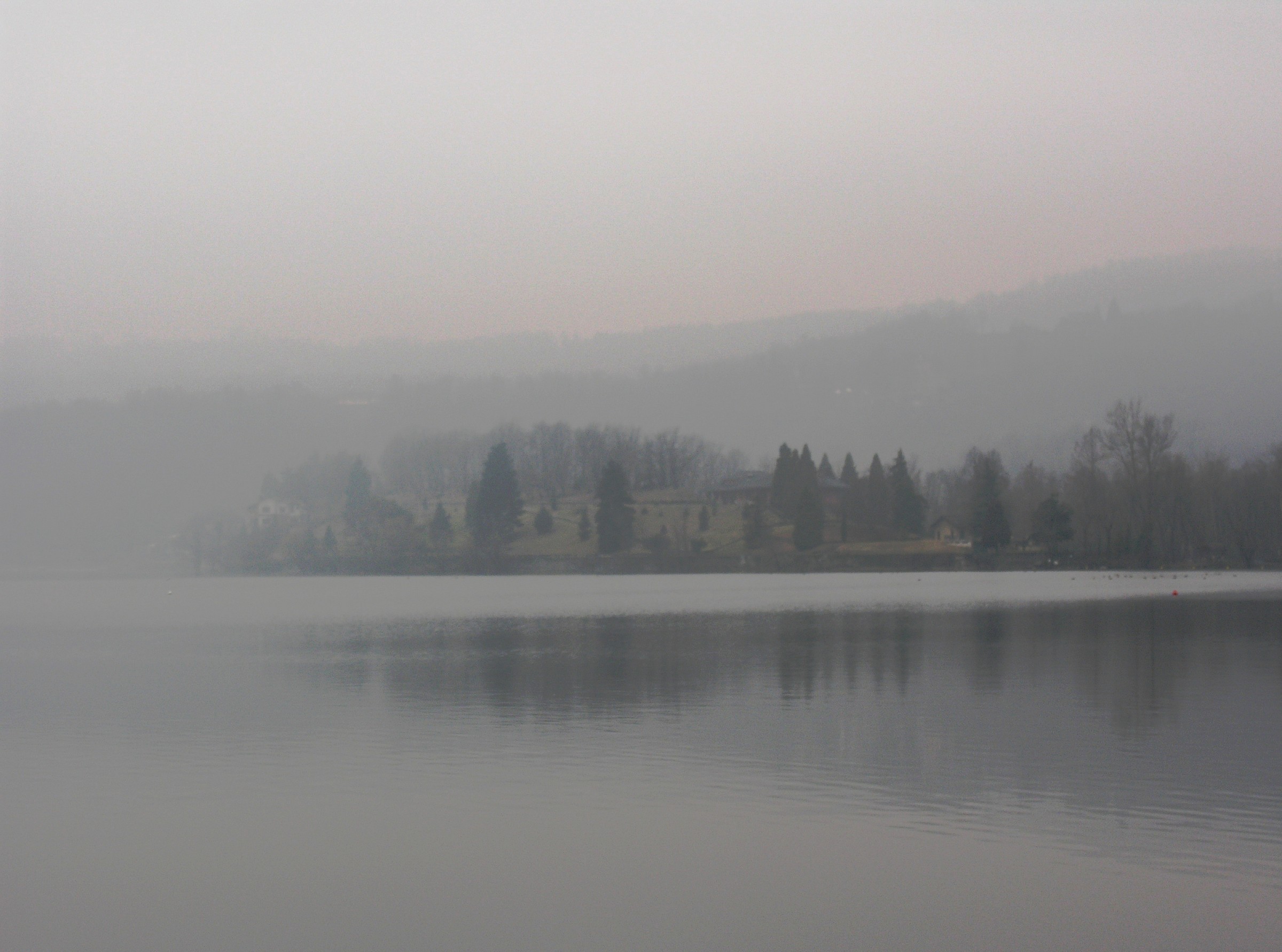Nebbia sul lago in Valsusa (Torino)