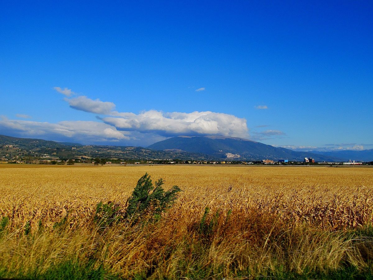 subasio sotto le  nubi