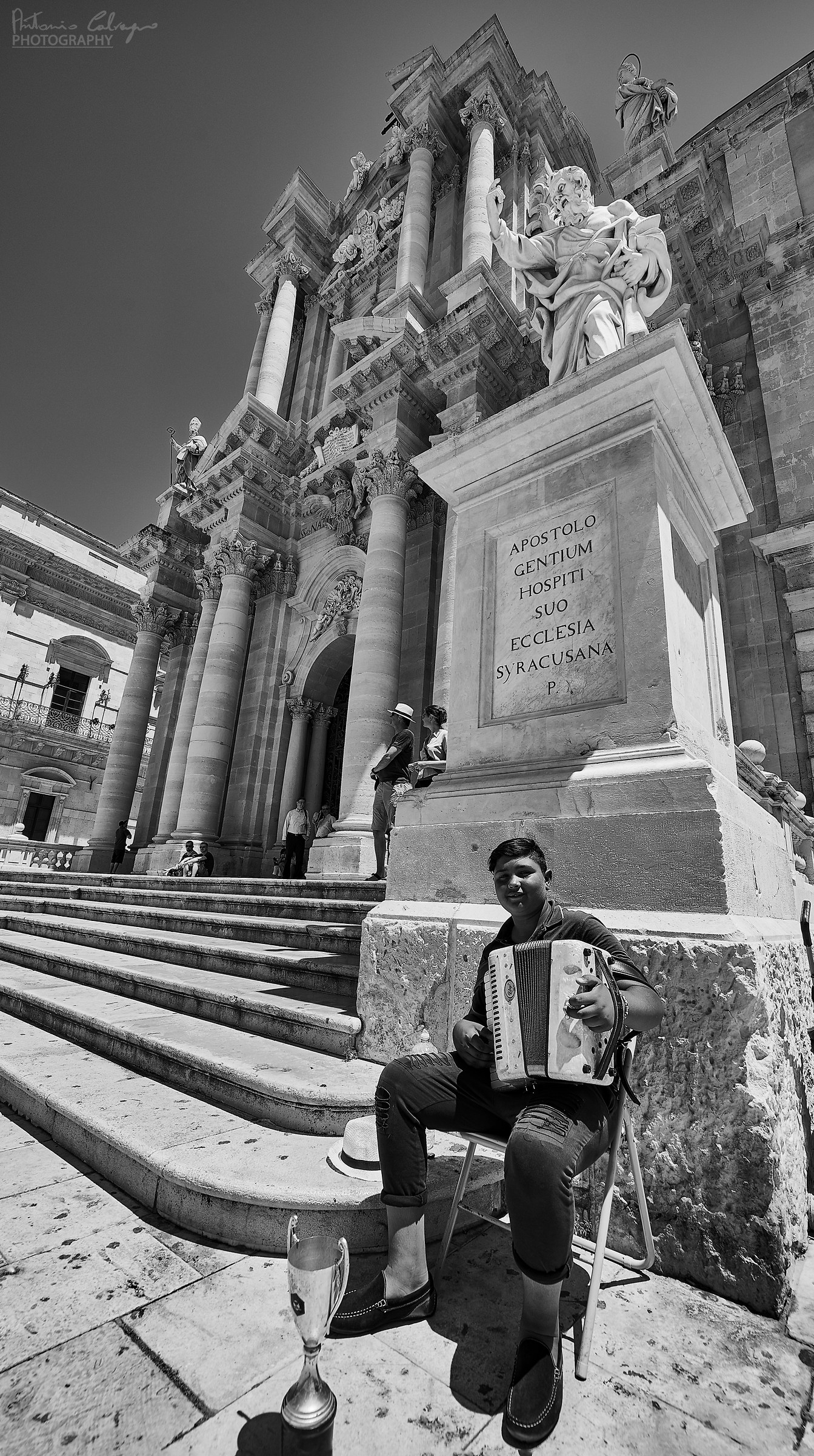 Ragazzo accanto al Duomo di Siracusa