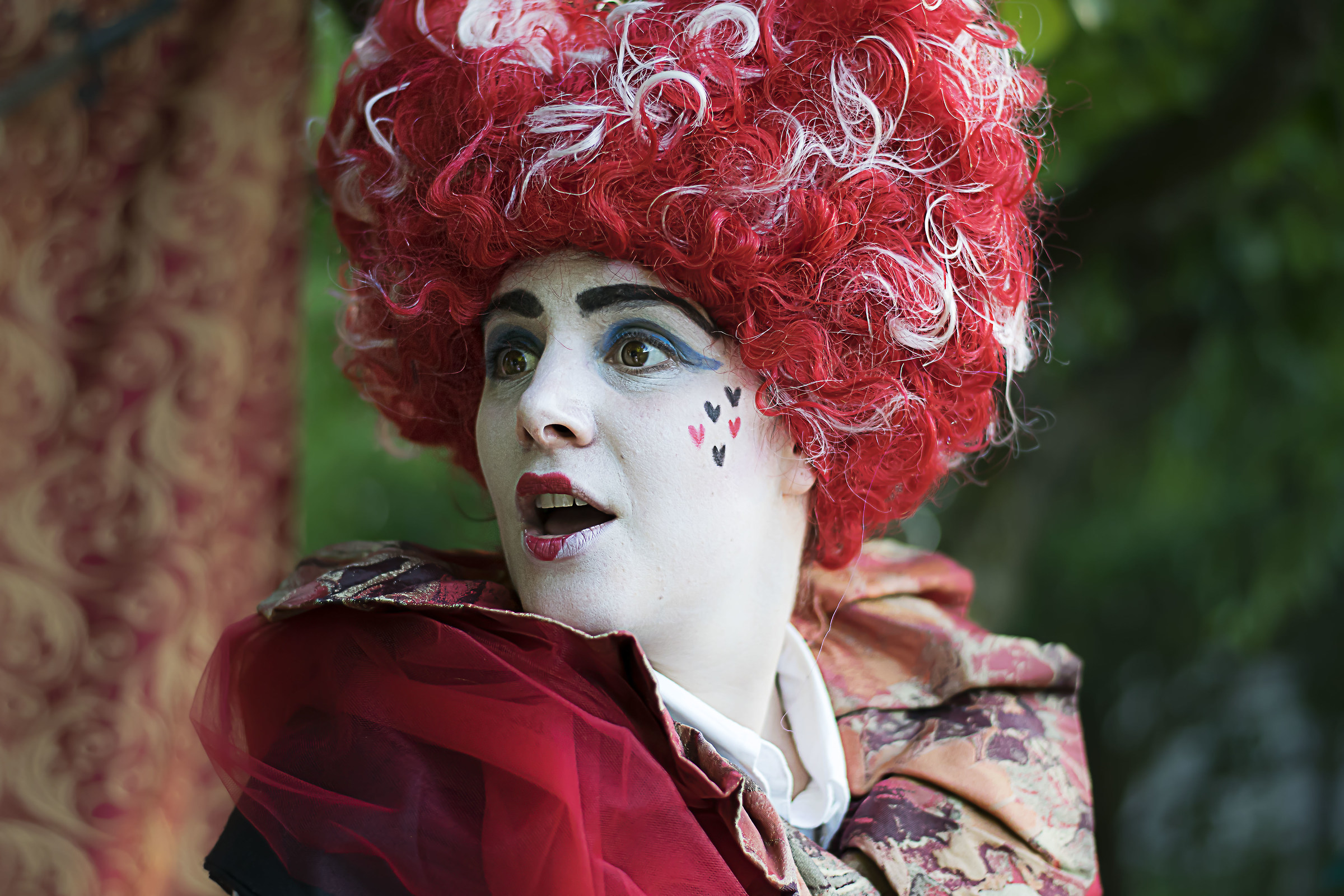 La regina di cuori stupita