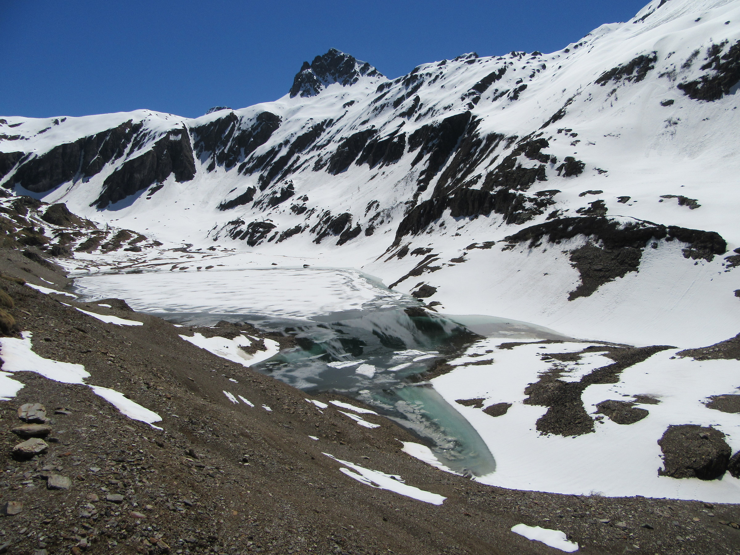 Lago Colombo vuoto e sullo sfondo Monte Pradella