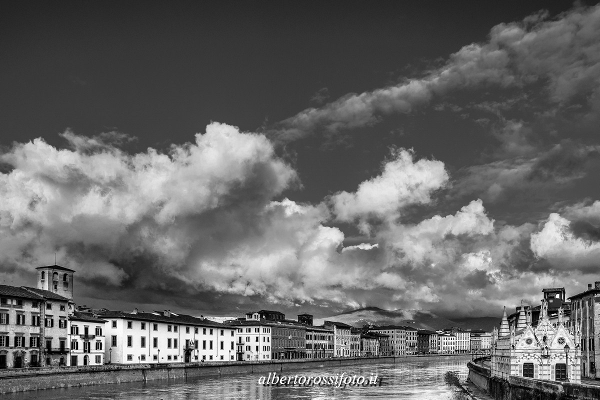 Lungarno e chiesa della spina