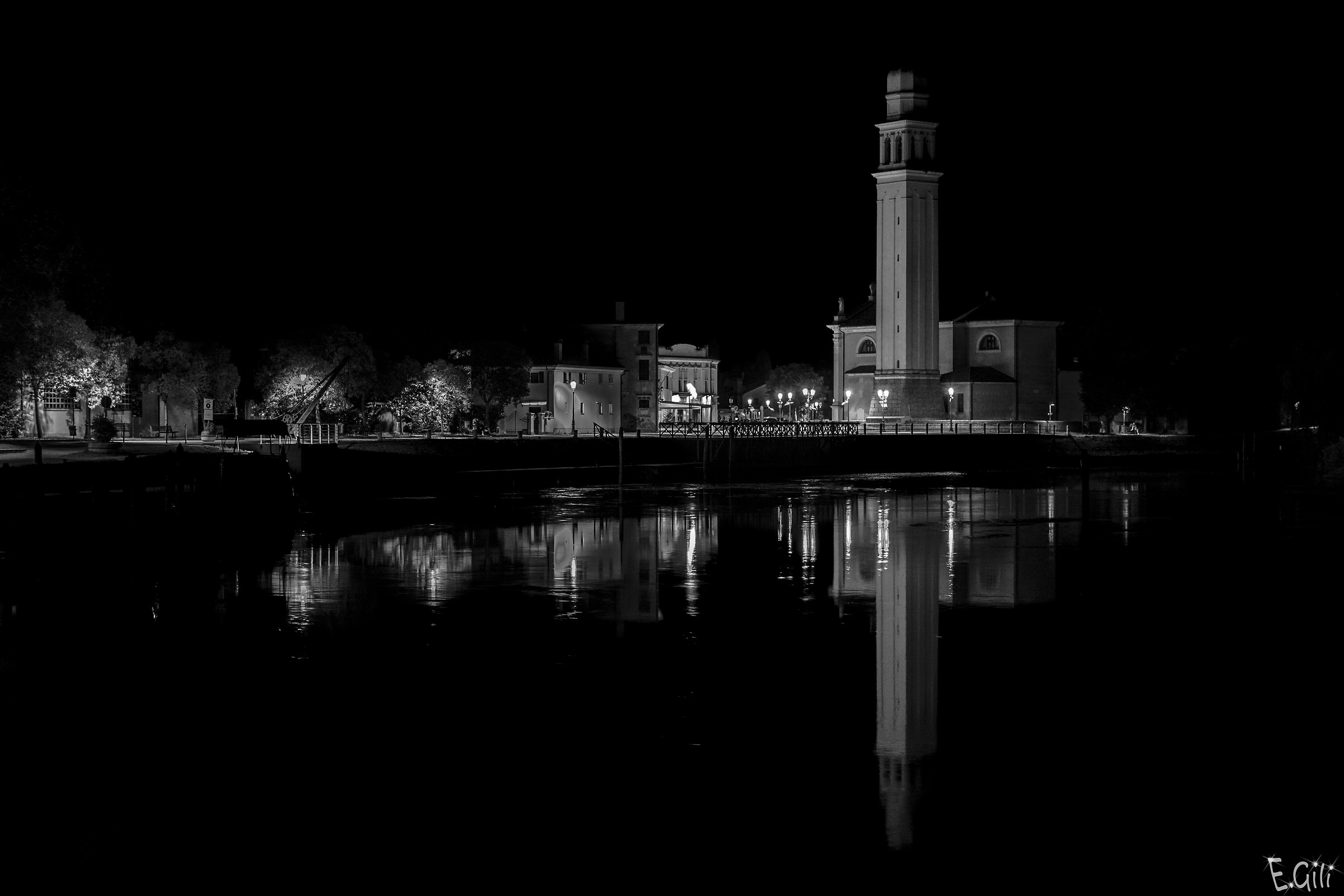 Casier-TV at night BN