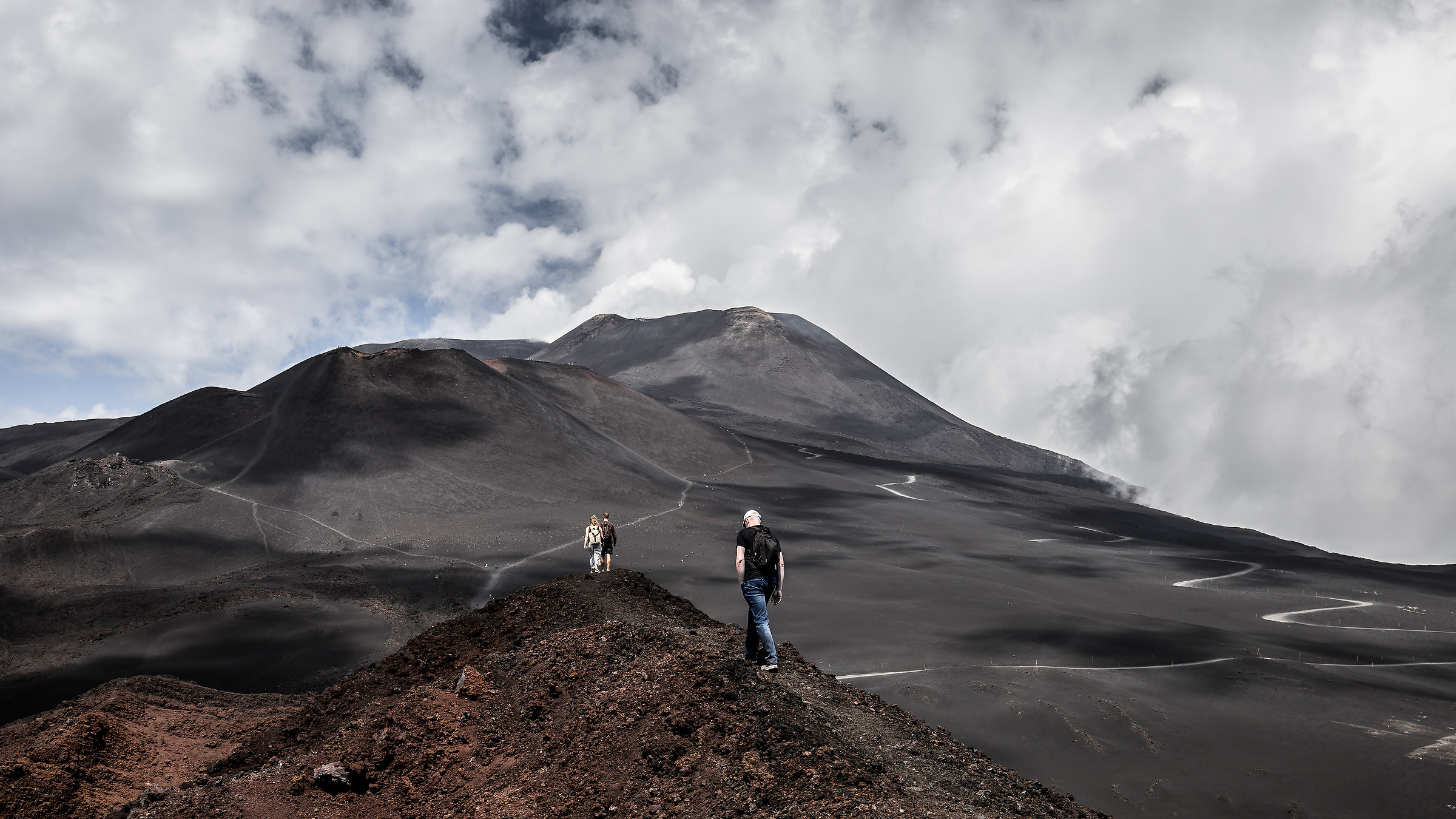 Viandanti su un mare di lava, Etna.