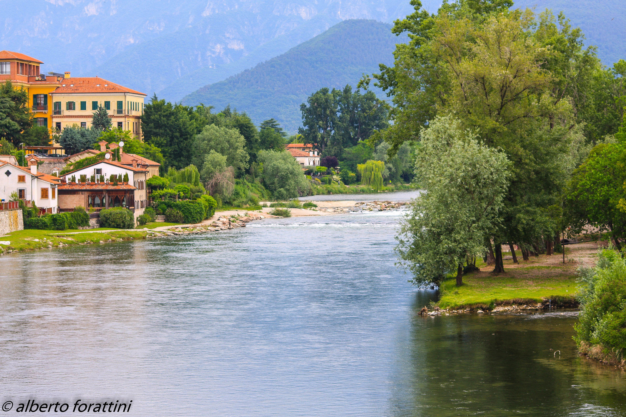 fiume brenta visto dal ponte degli alpini
