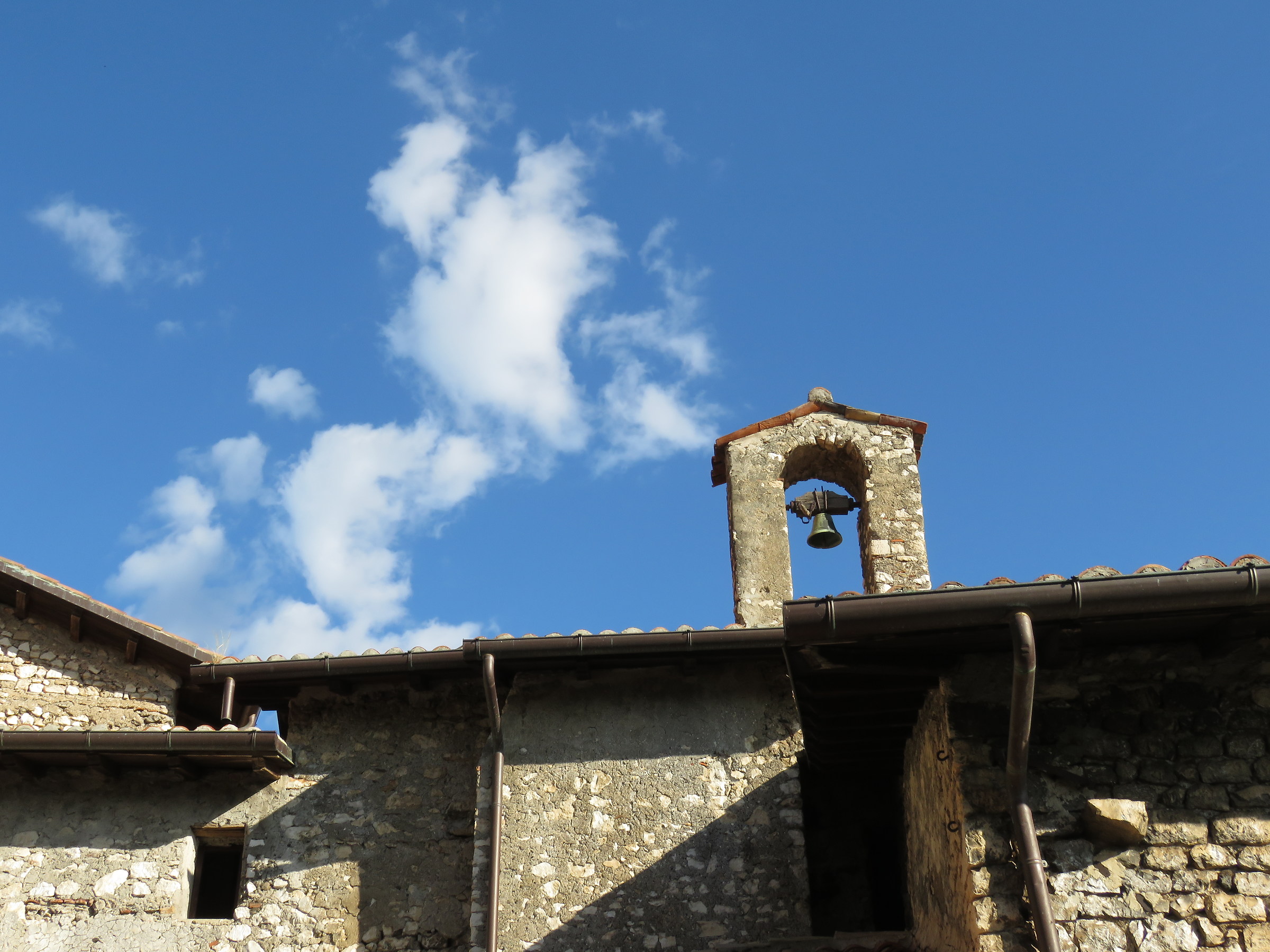 Una piccola nuvola solitaria