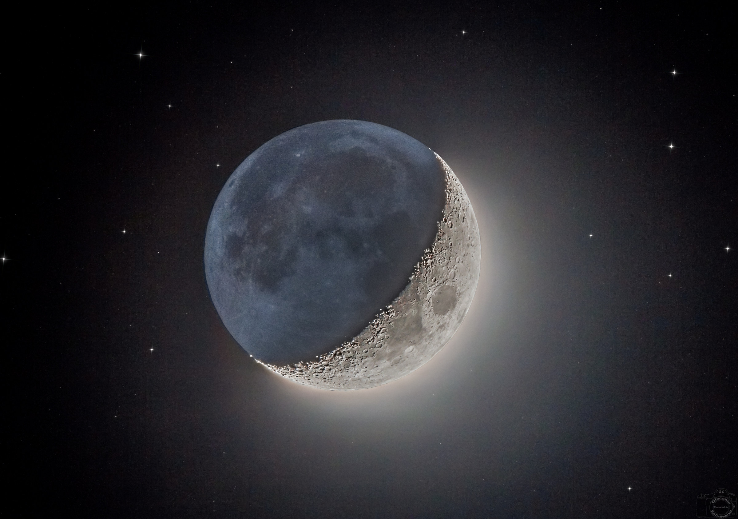 Moonshape between the stars ..