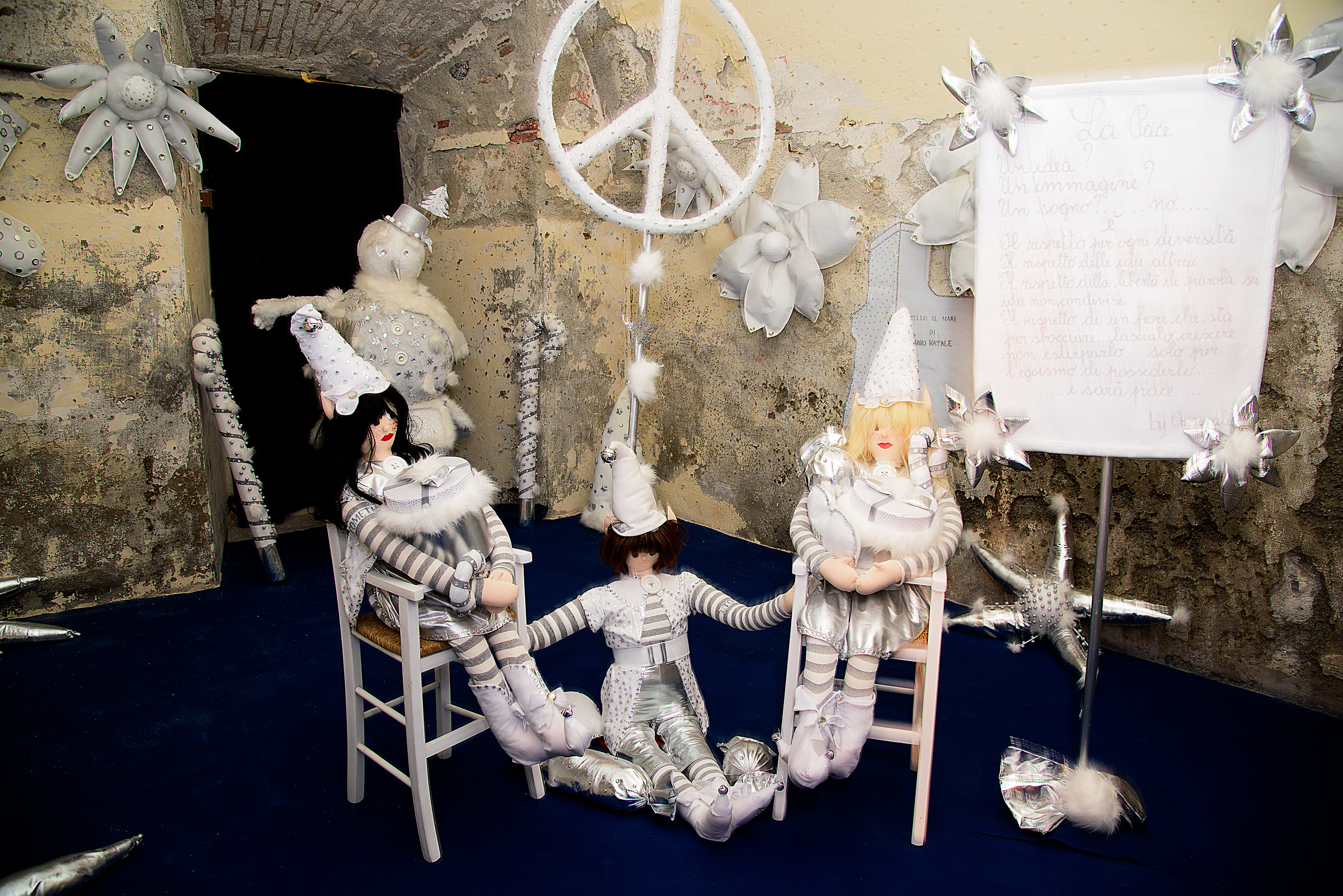 Anarchic elves in the center of mind