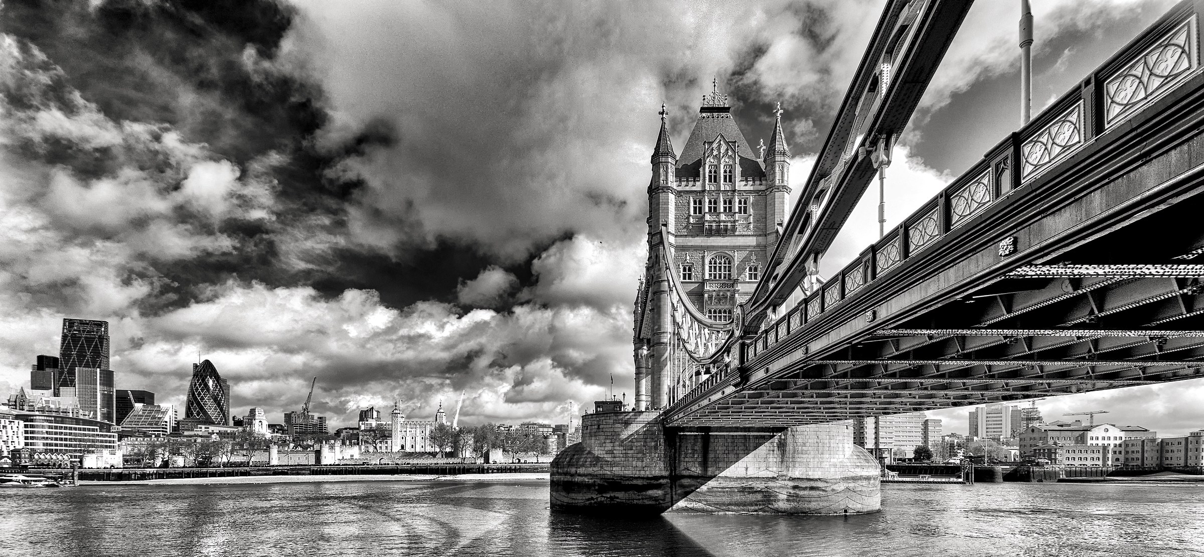 Tower Bridge b&w