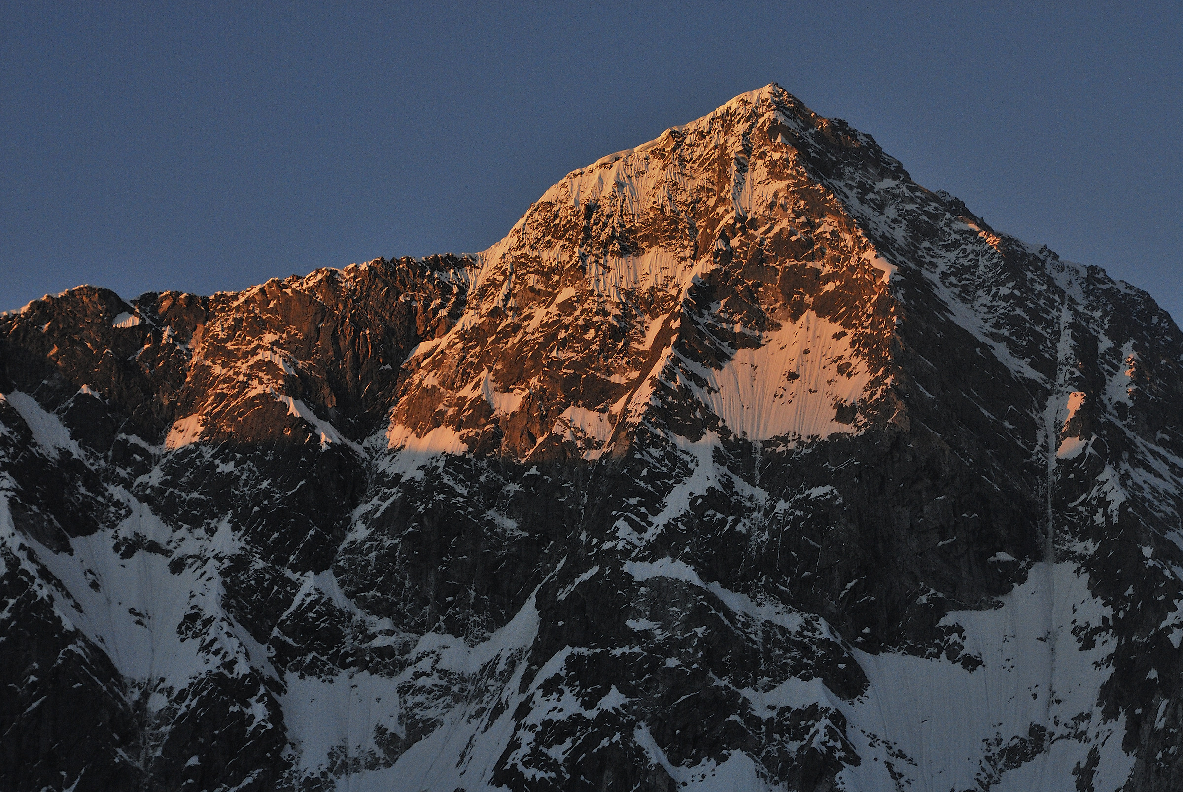 L'alba sorge sulla nord dell'Adamello