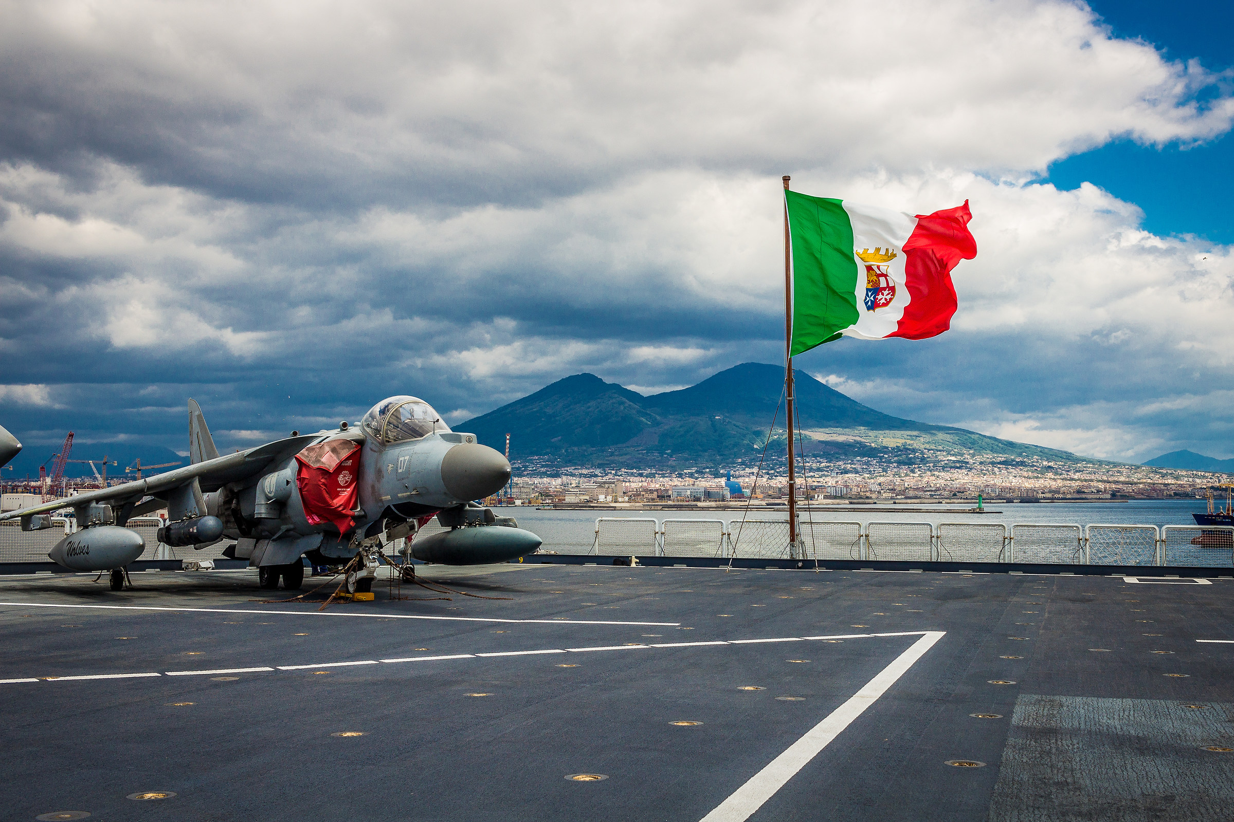 av-8b Harrier II su Portaerei Cavour a Napoli