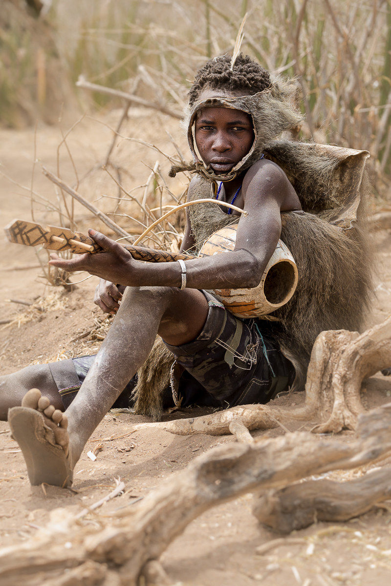 Hadza incredibile incontro:Finito di mangiare si suona