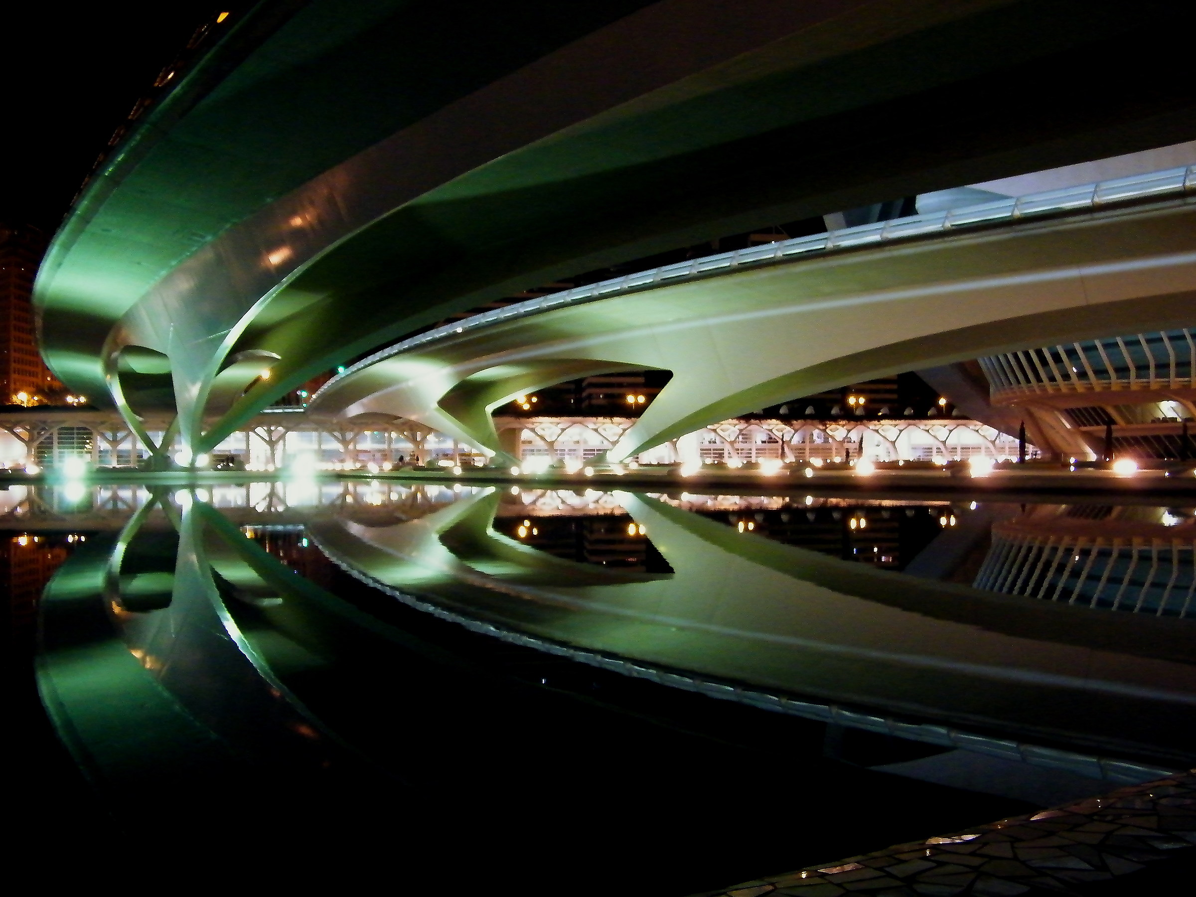 Sotto i ponti della città della scienza