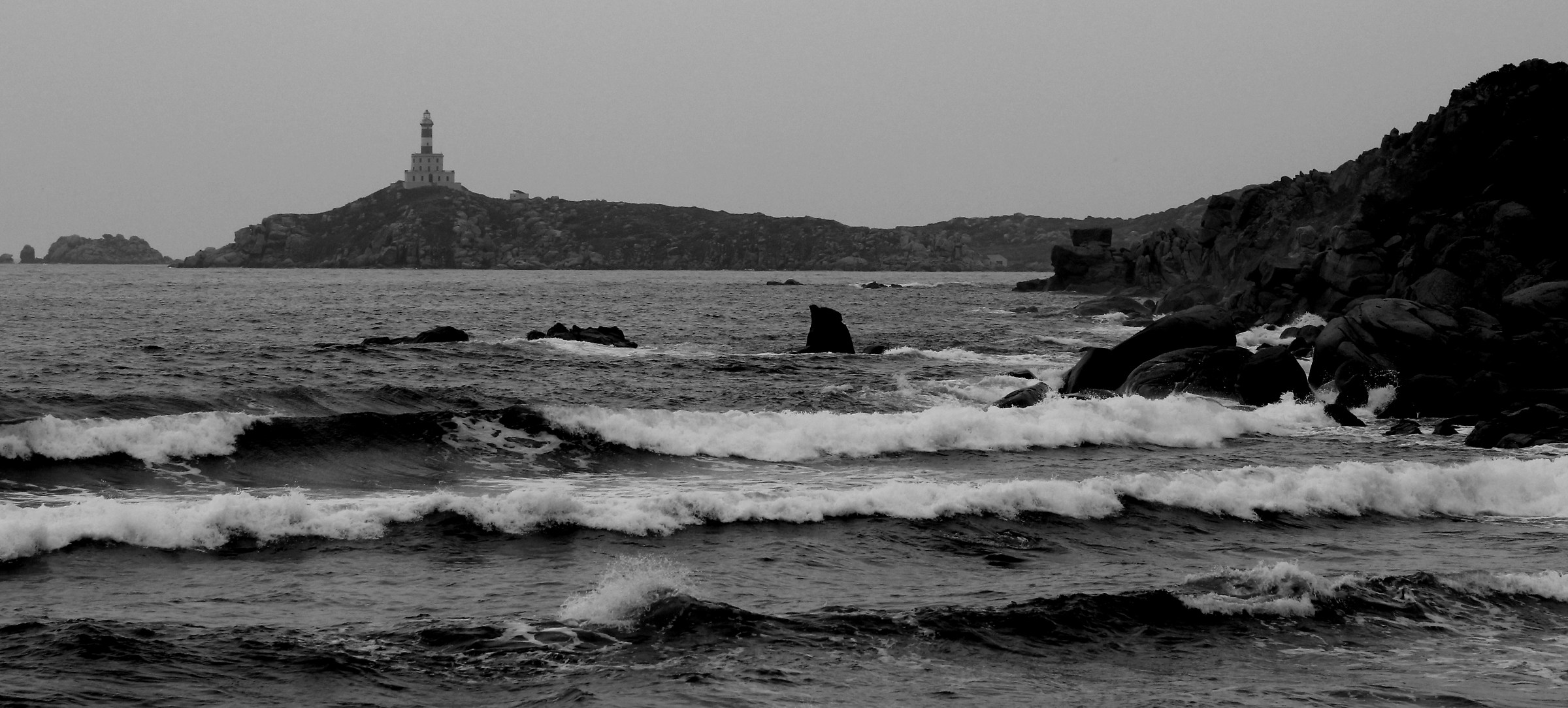 In lontananza il faro dell'Isola dei Cavoli