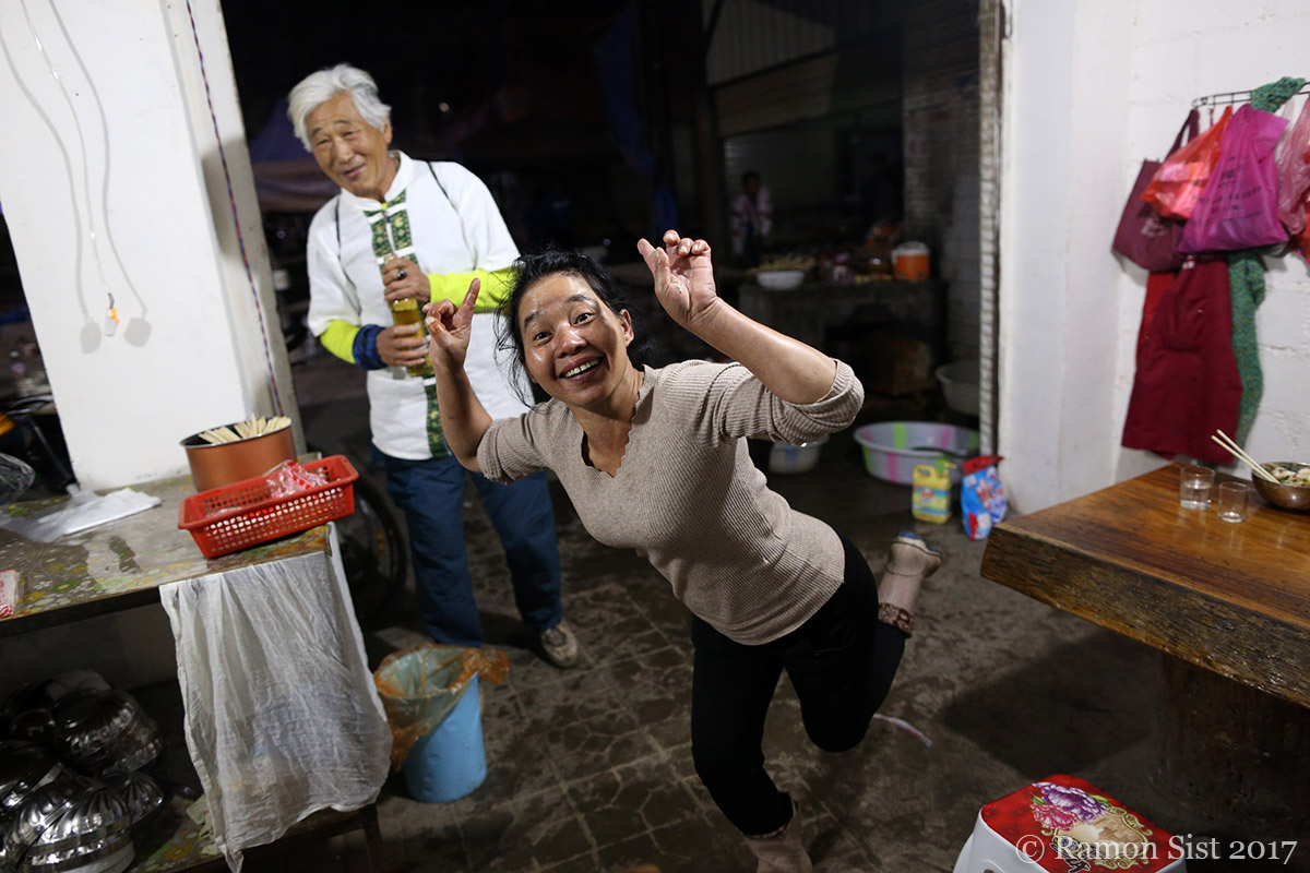 China, Ji Nu Shan - Imitando La Mucca