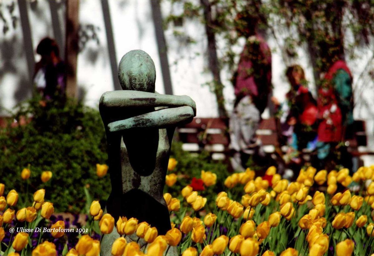 Bella donna triste tra i fiori