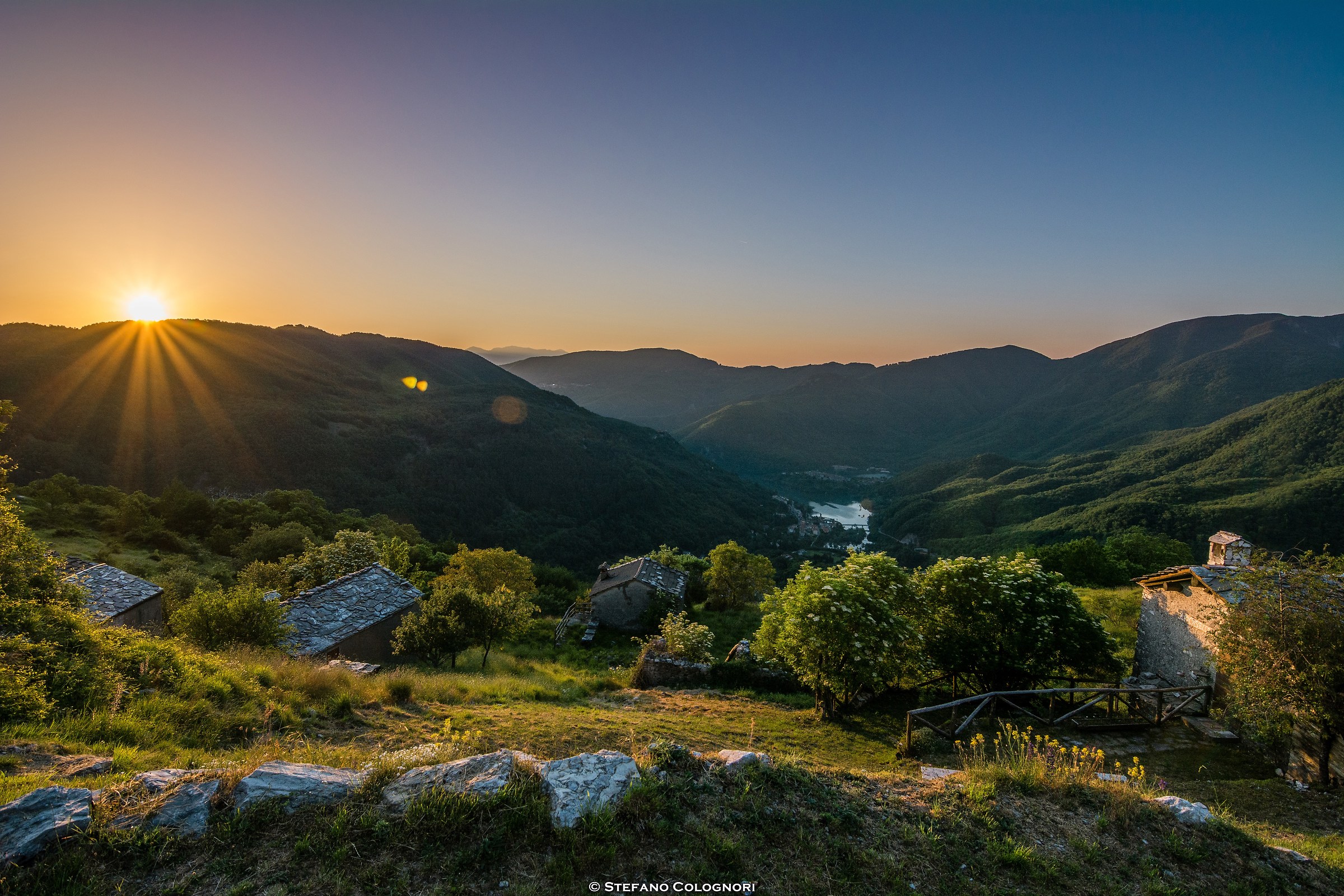 Il sorgere dell'alba sulla Valle dell'Edron