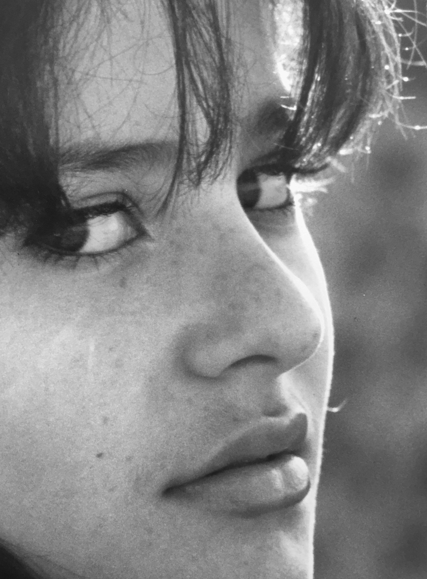 Intenso sguardo di Fanciulla in Fiore-