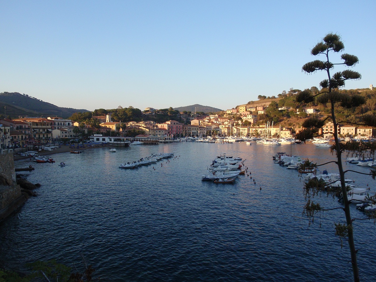 porto azzurro al tramonto