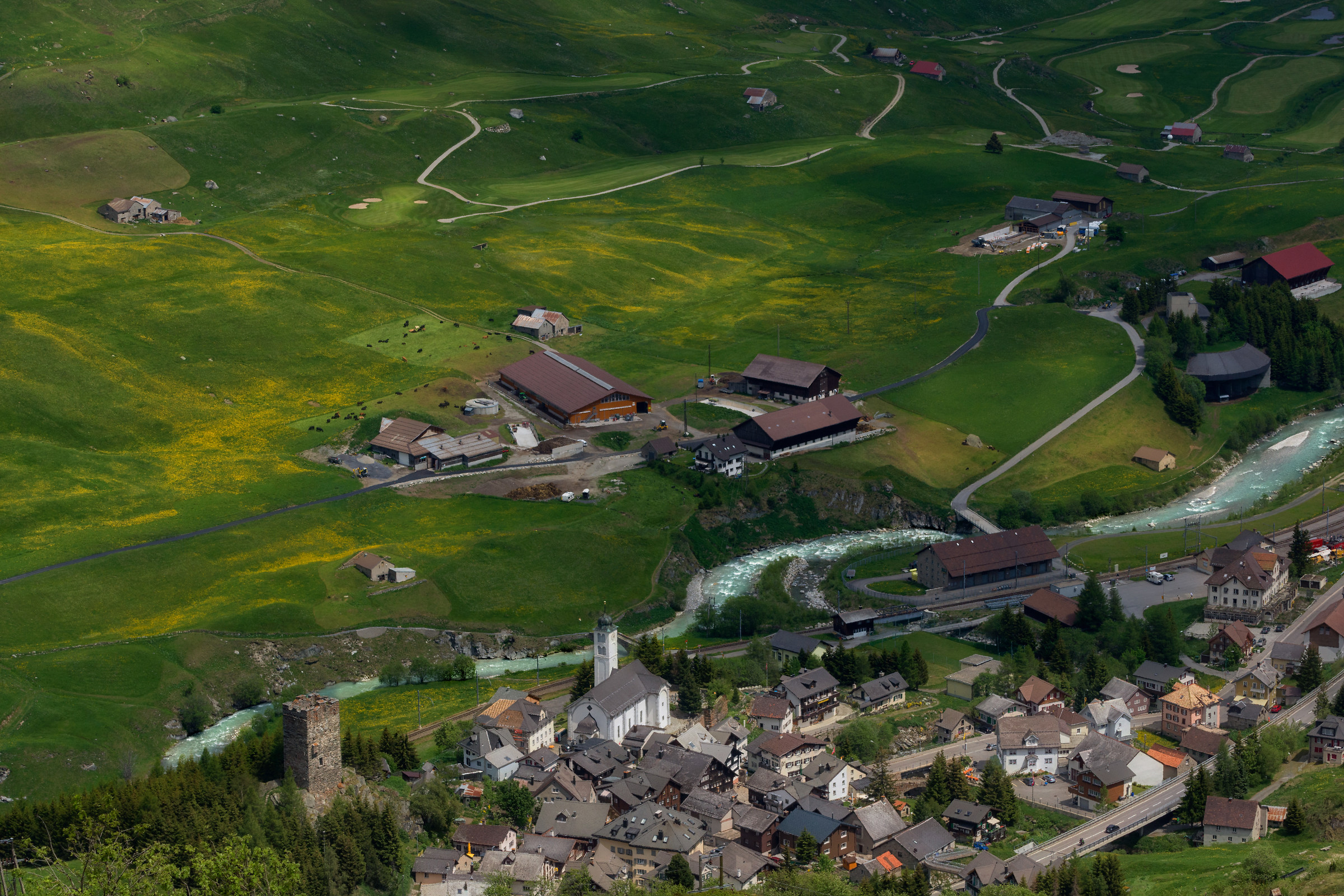 Hospental tra sole e nuvole