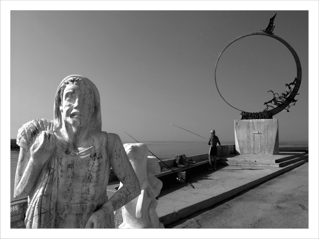 Pescatore sul molo di San Benedetto