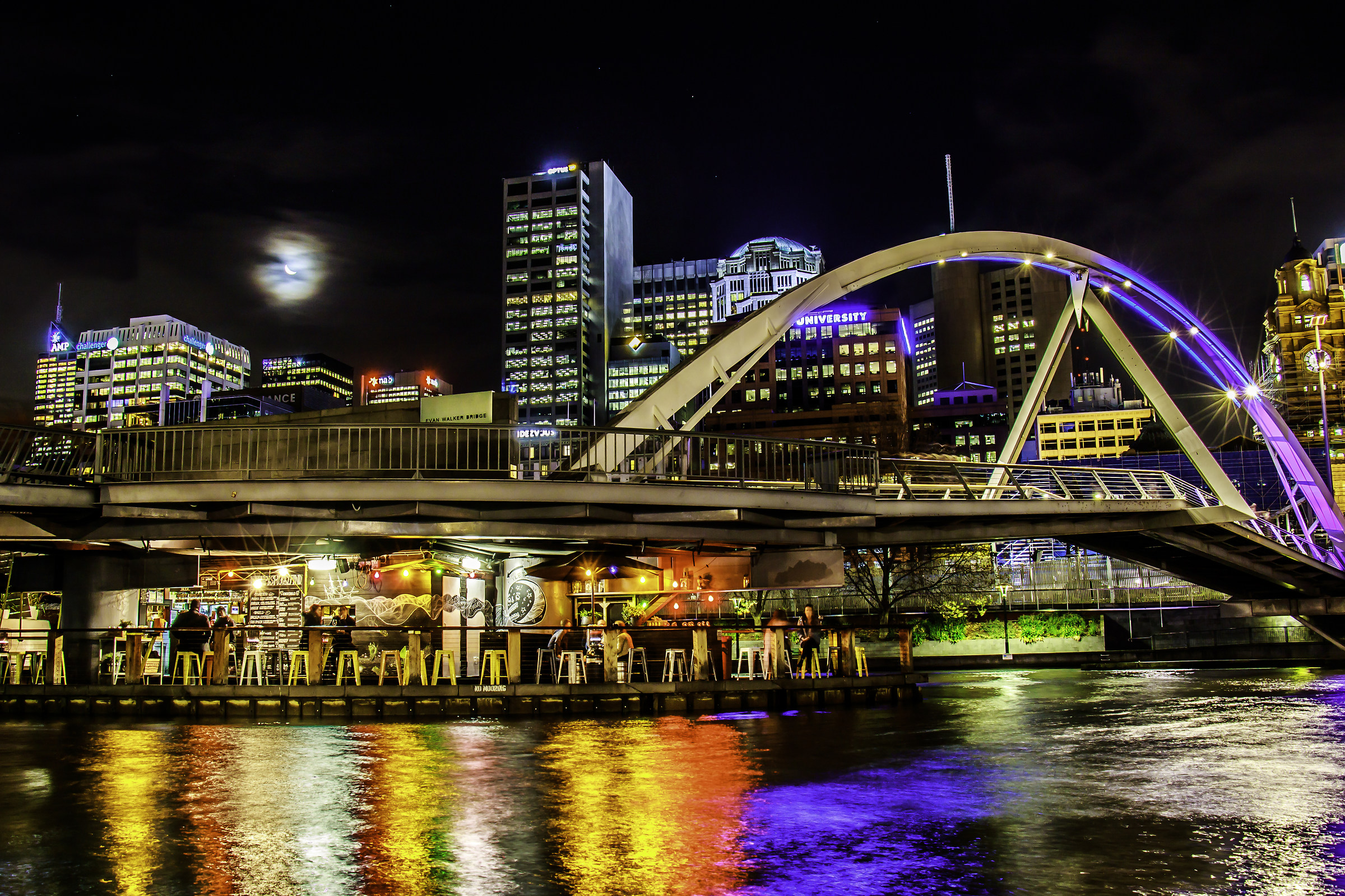 melourne con  la luna