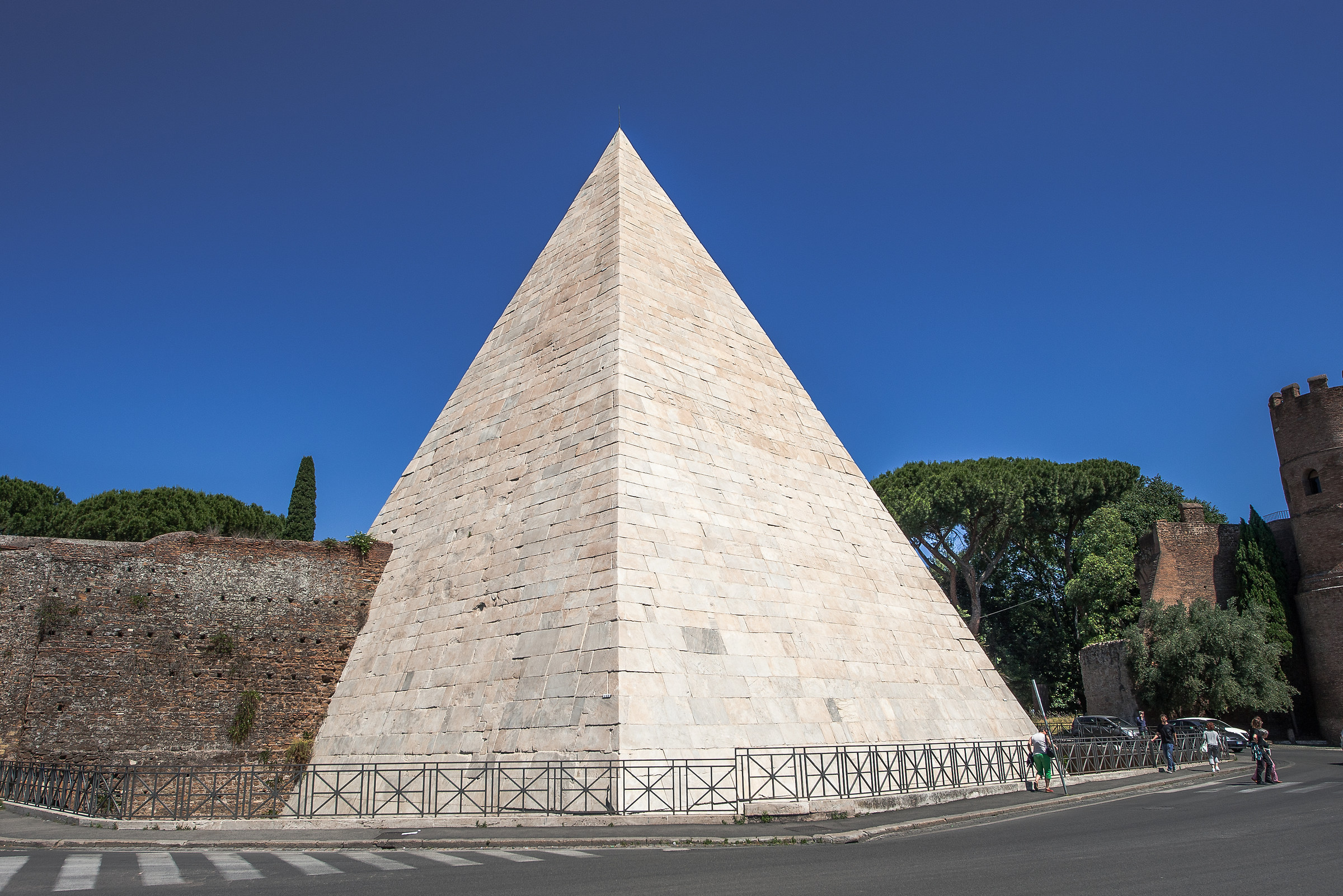 Roma,la Piramide Cestia