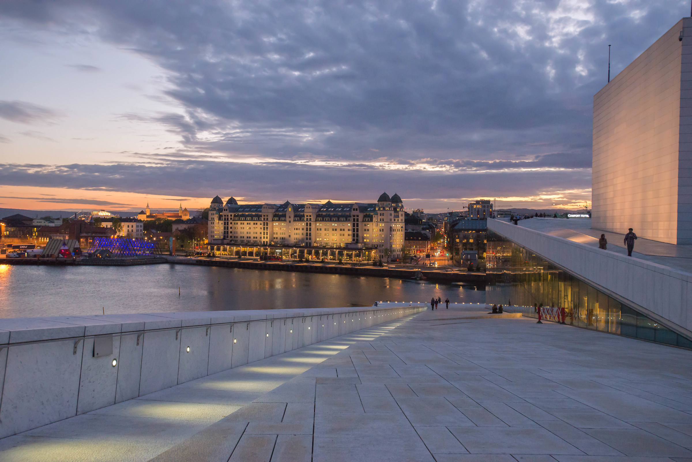 Oslo. Teatro dell'opera e Oslofjord.