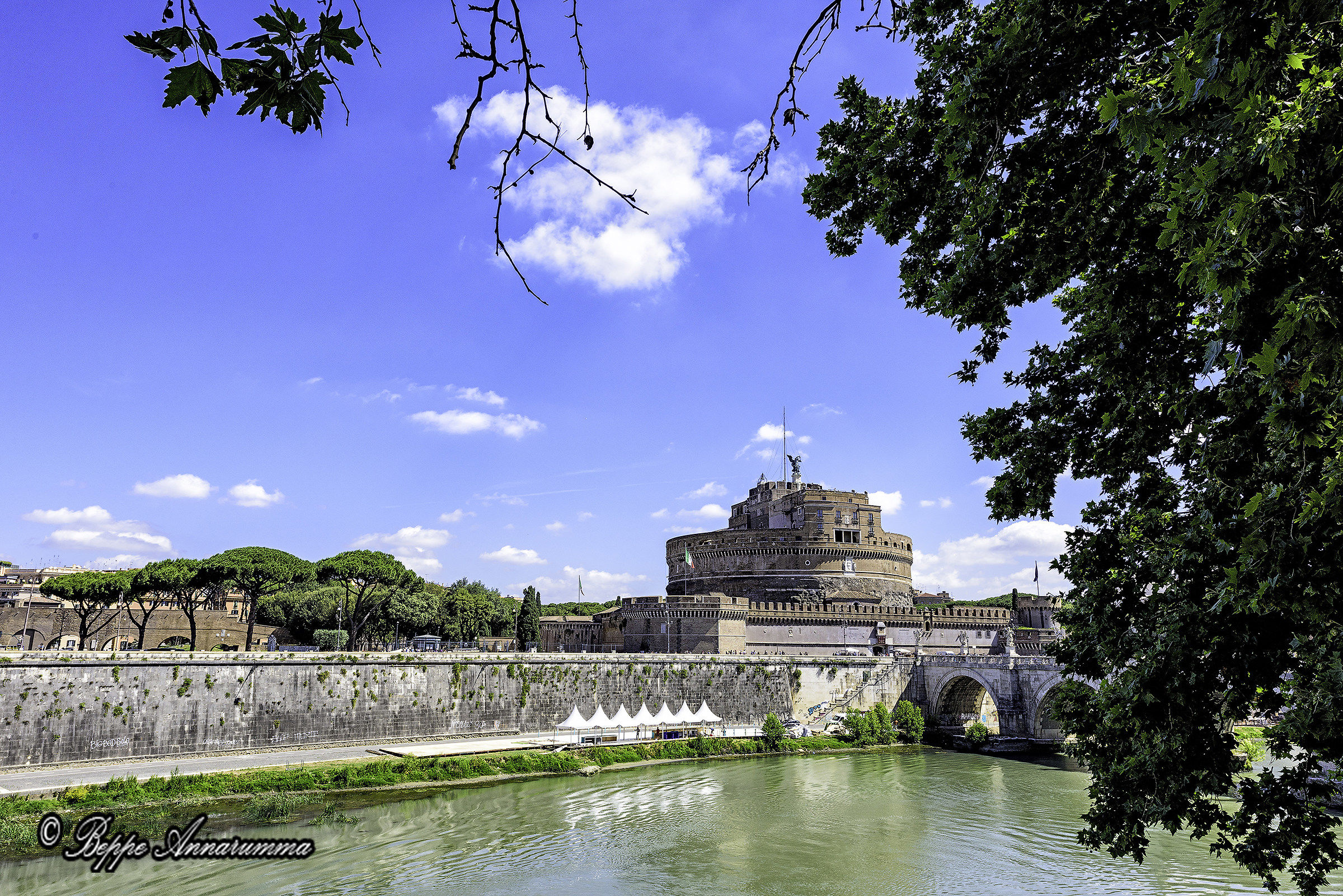 Castel S. Angelo visto dal Tevere