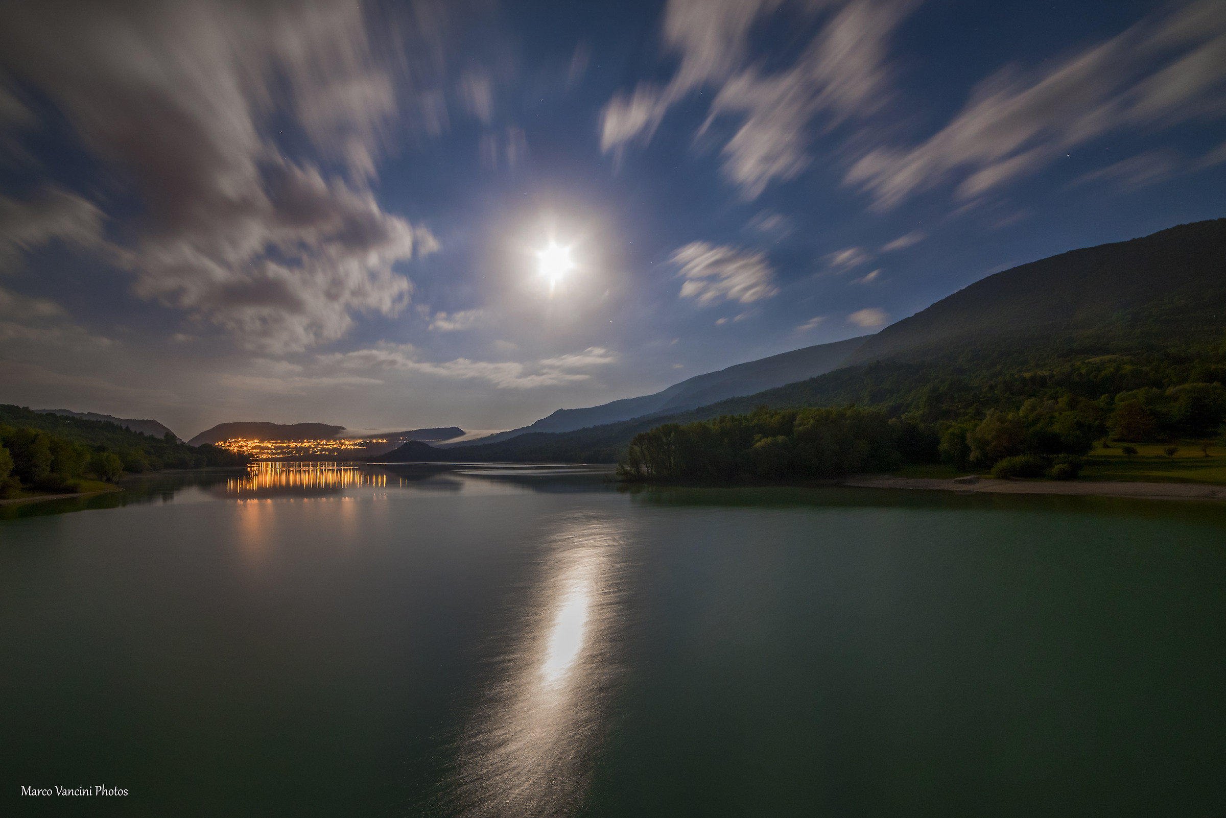 La notte sul lago