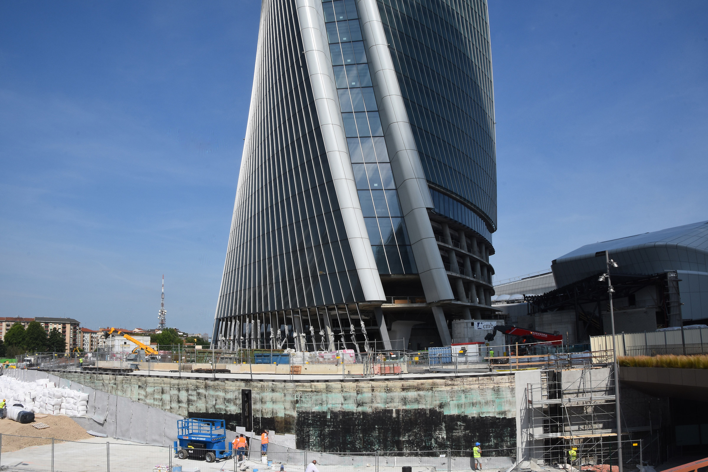 Milan - Loc Tre Torri (distorted)