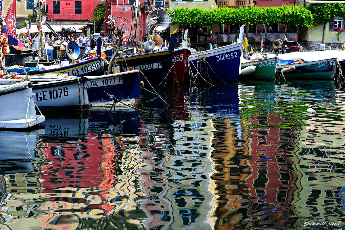 Barche e riflessi nel porto di Camogli