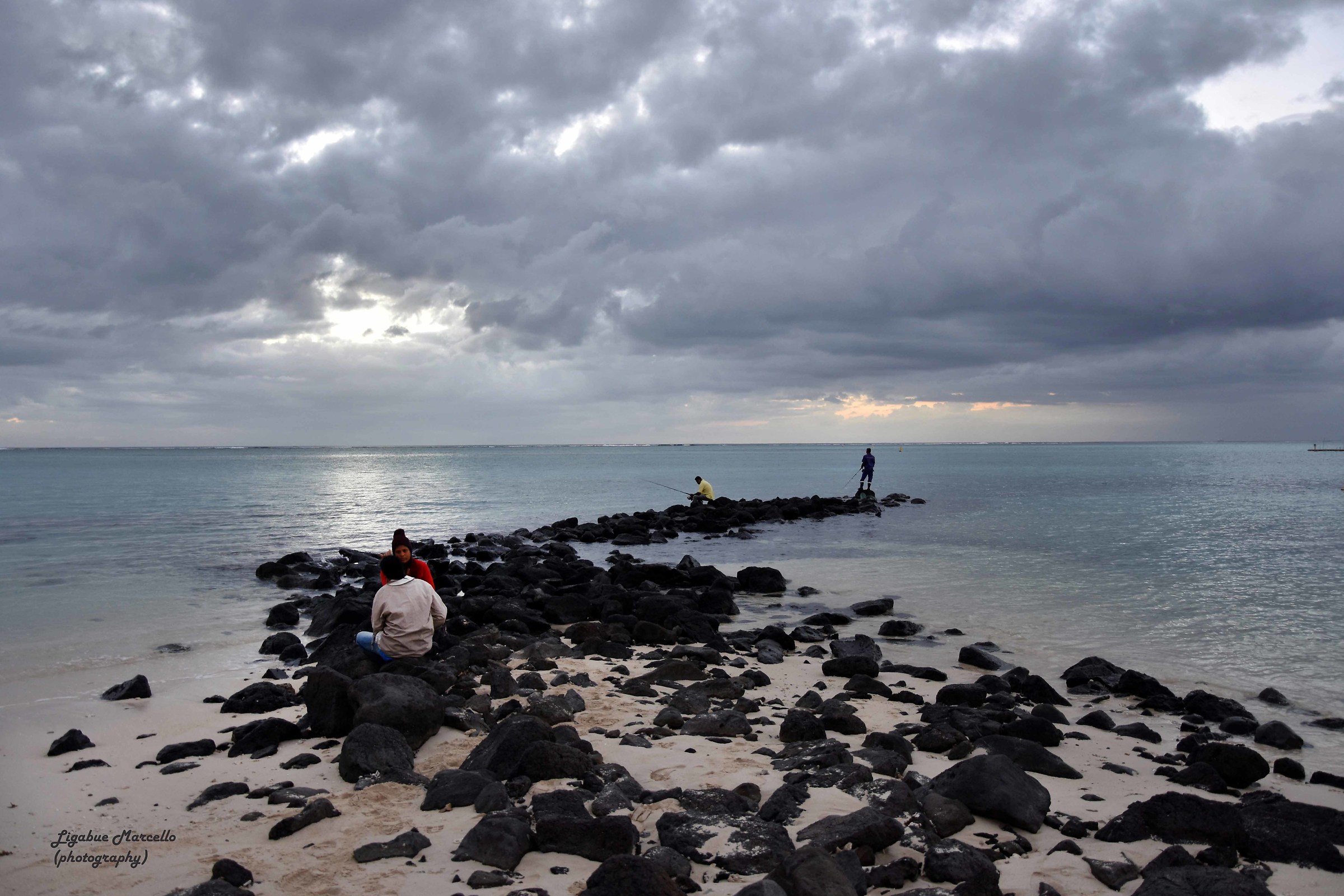 Pesca al tramonto uggioso