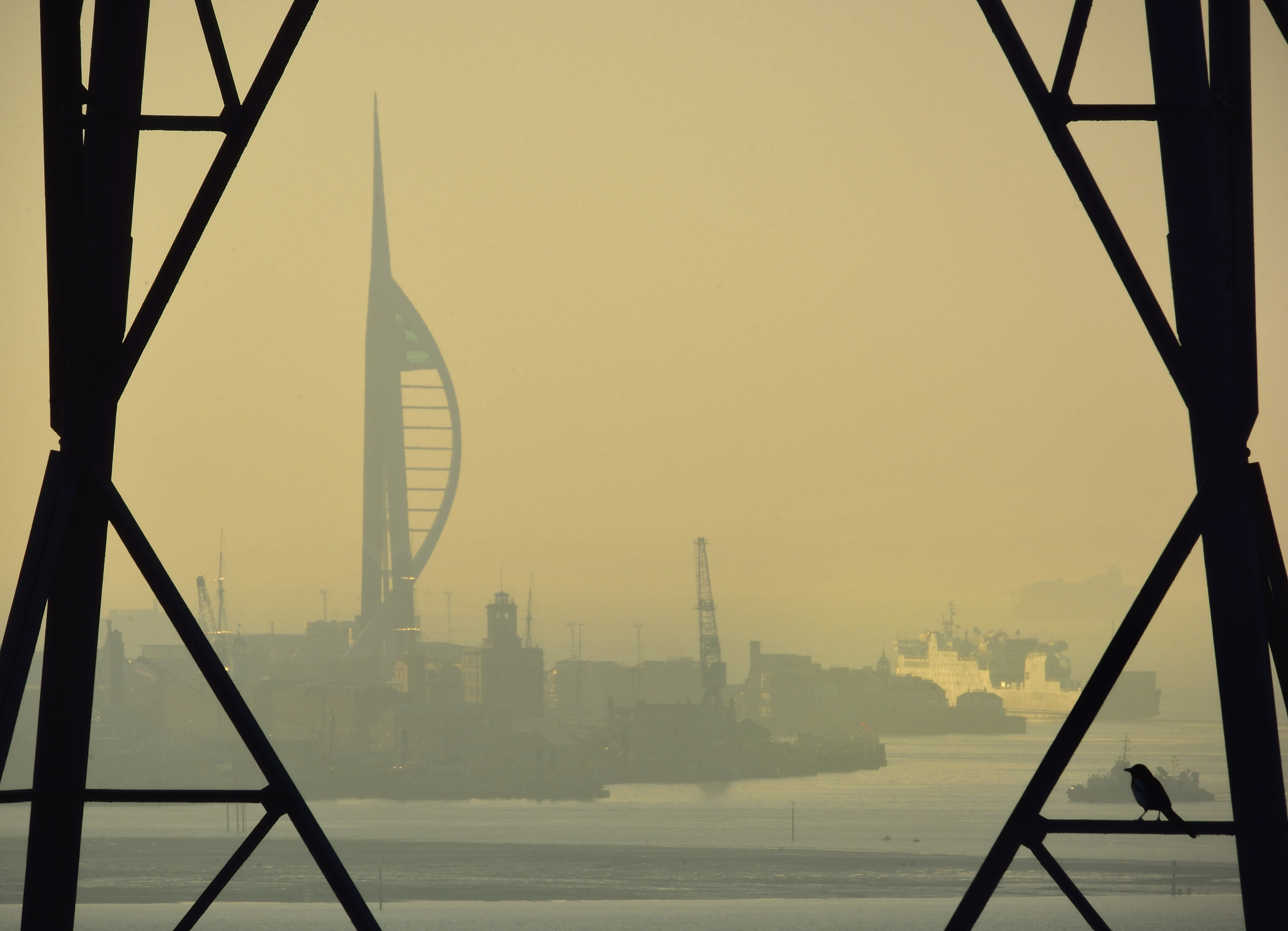 Torre Spinnaker incorniciata da Pylon & Bird