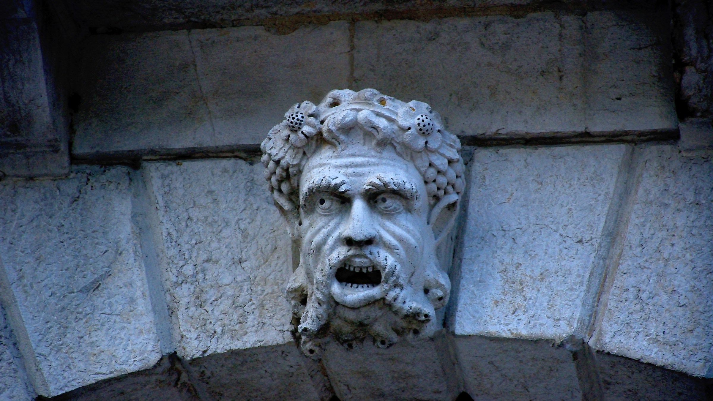 Maschere sui portali