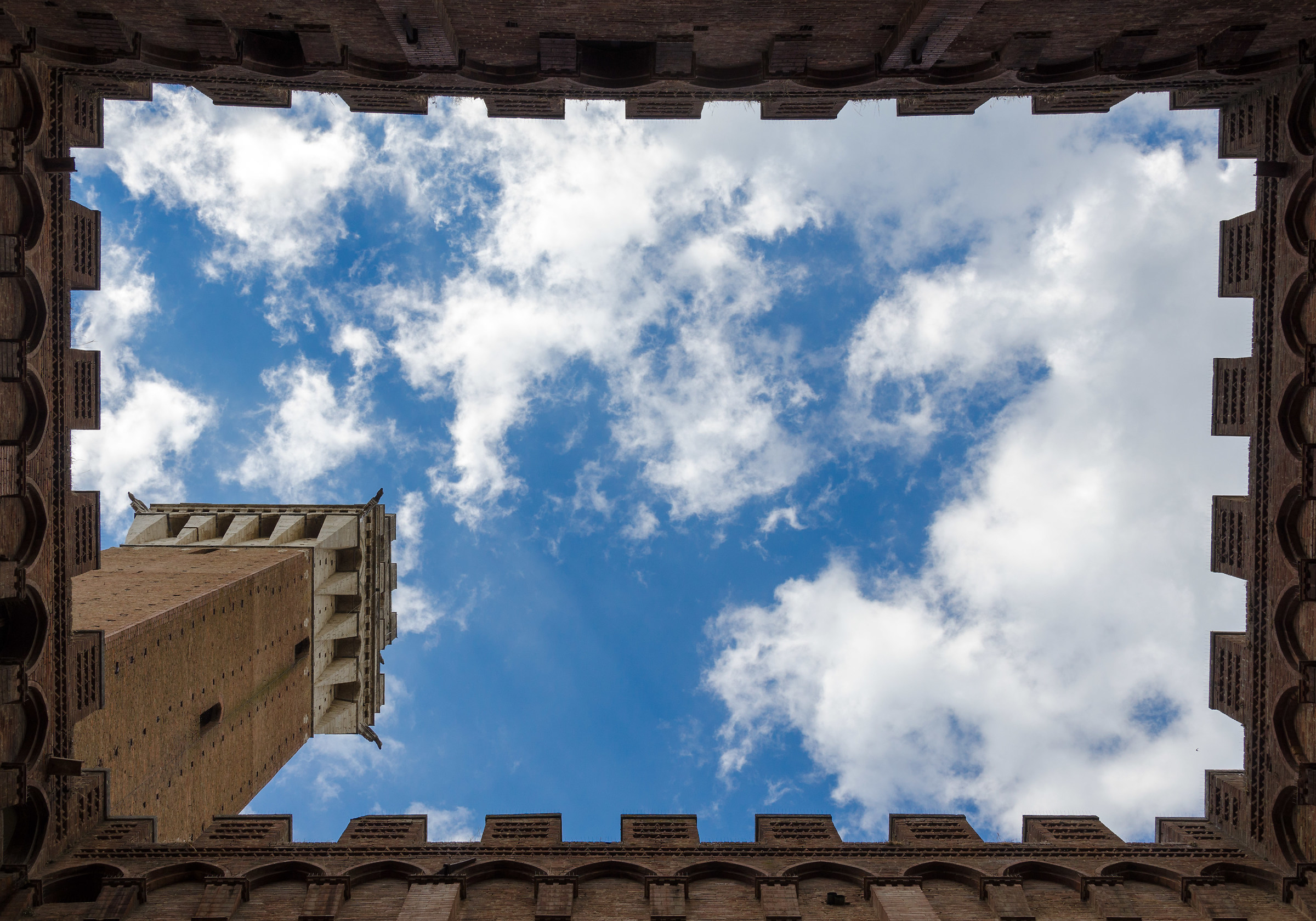 Il cielo con la cornice