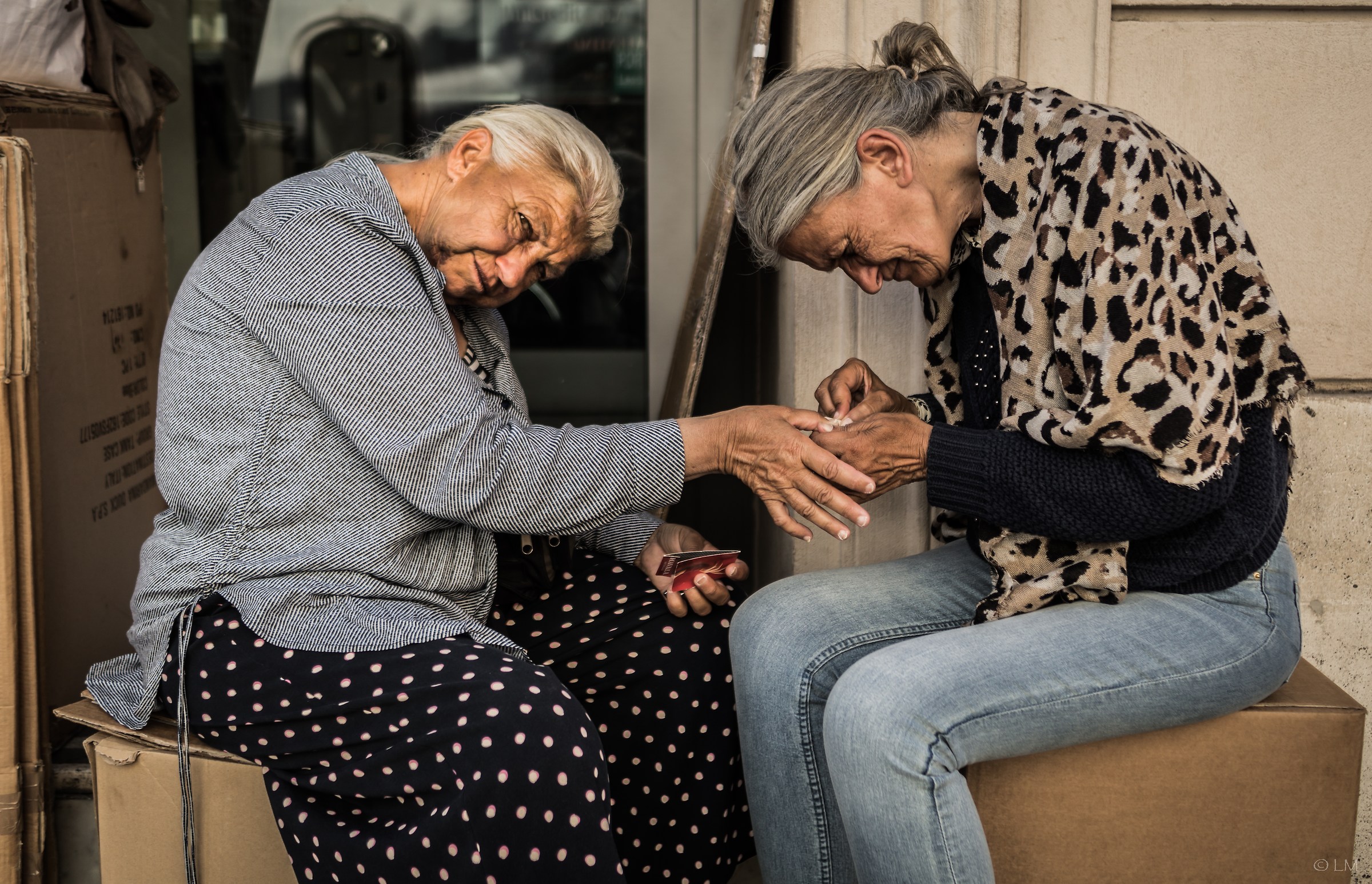 Due signore si sistemano le unghie in Piazza di Spagna