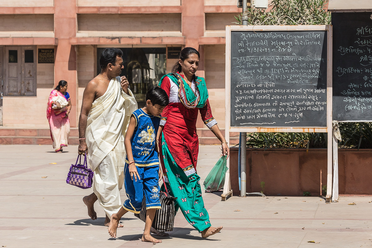 An Indian bourgeois family and a normal trans-religious