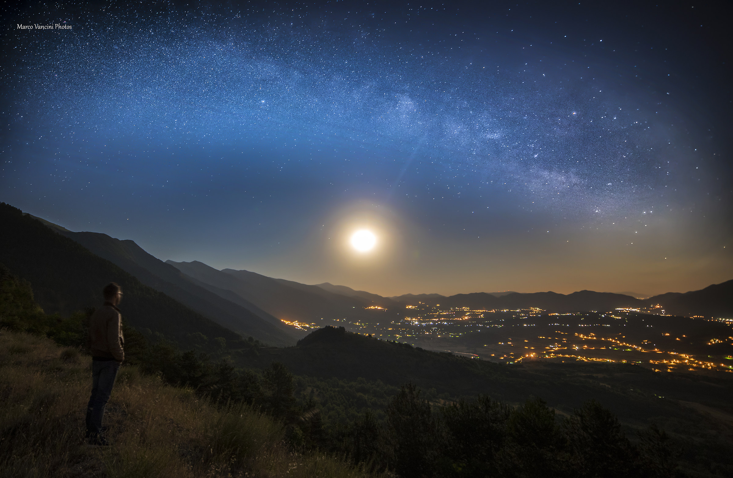 Un selfie tra la via lattea e la luna piena