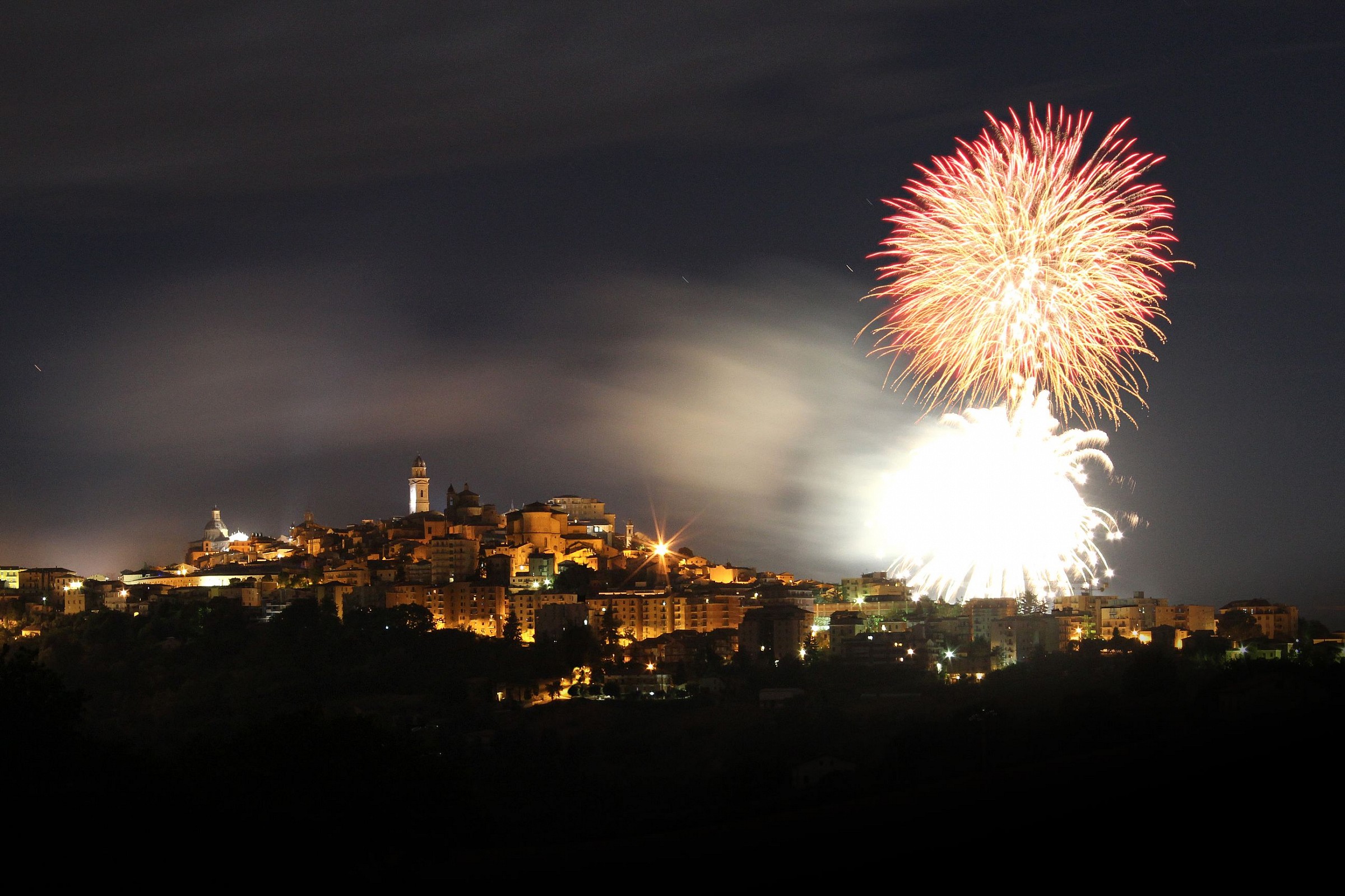Macerata con fuochi d'artificio