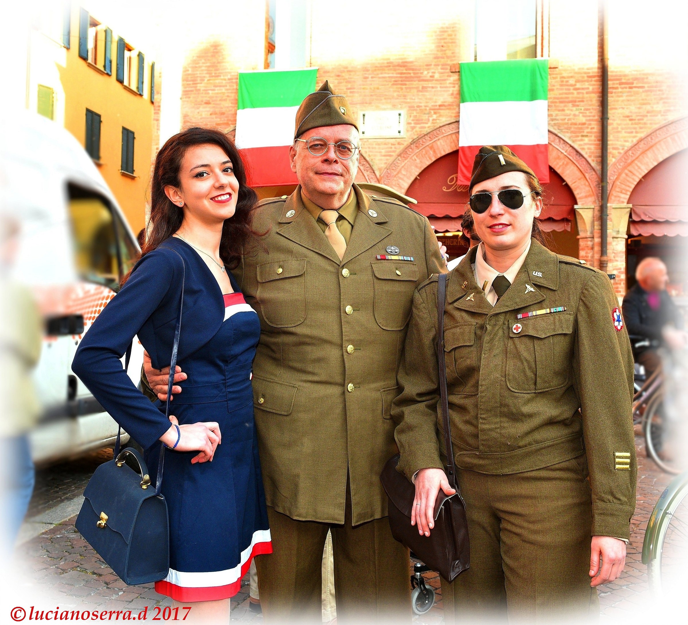 Figuranti con divise ed abiti dell'epoca della II G. M.