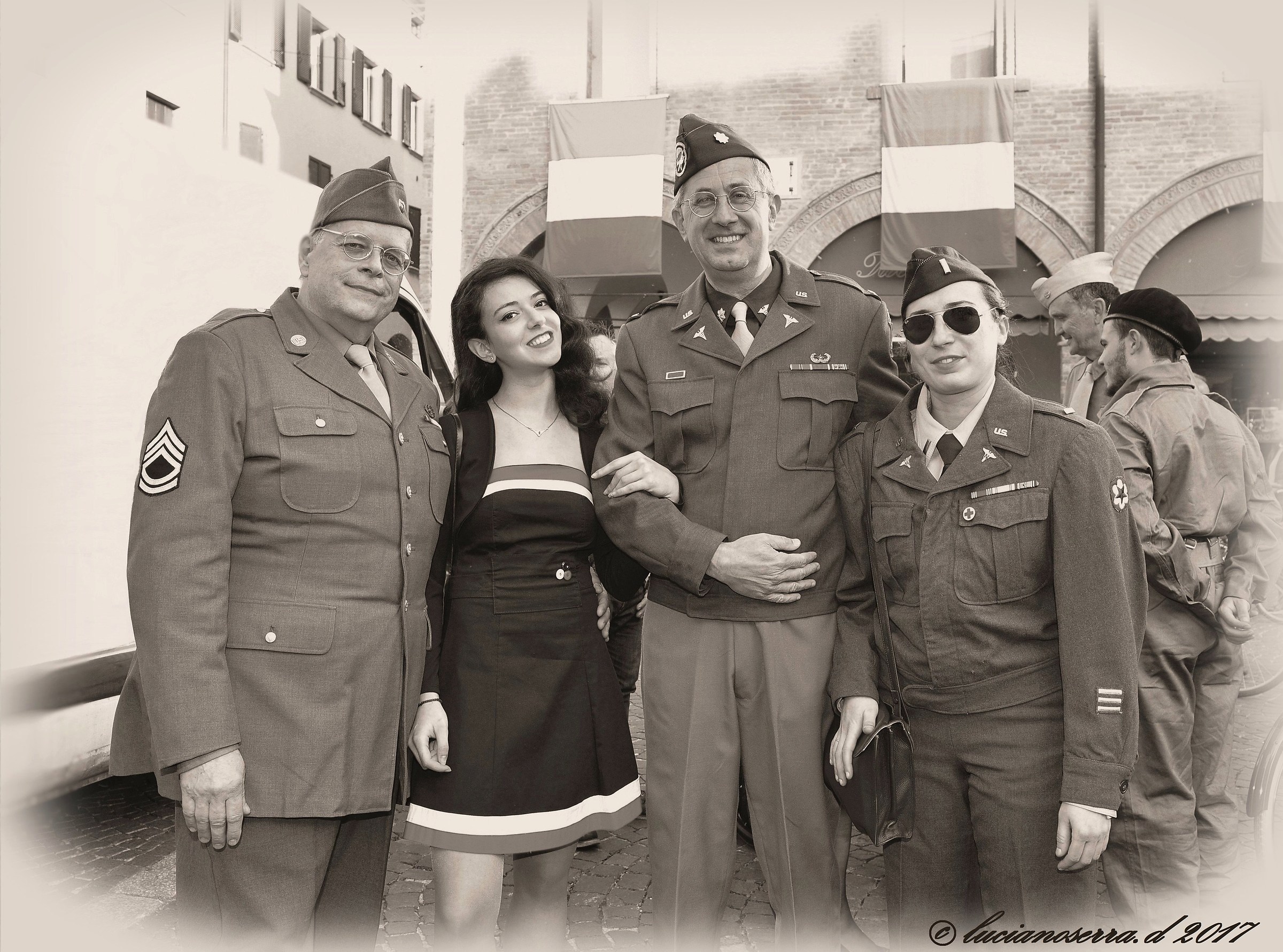 Figuranti con divise ed abiti dell'epoca della II G. M.