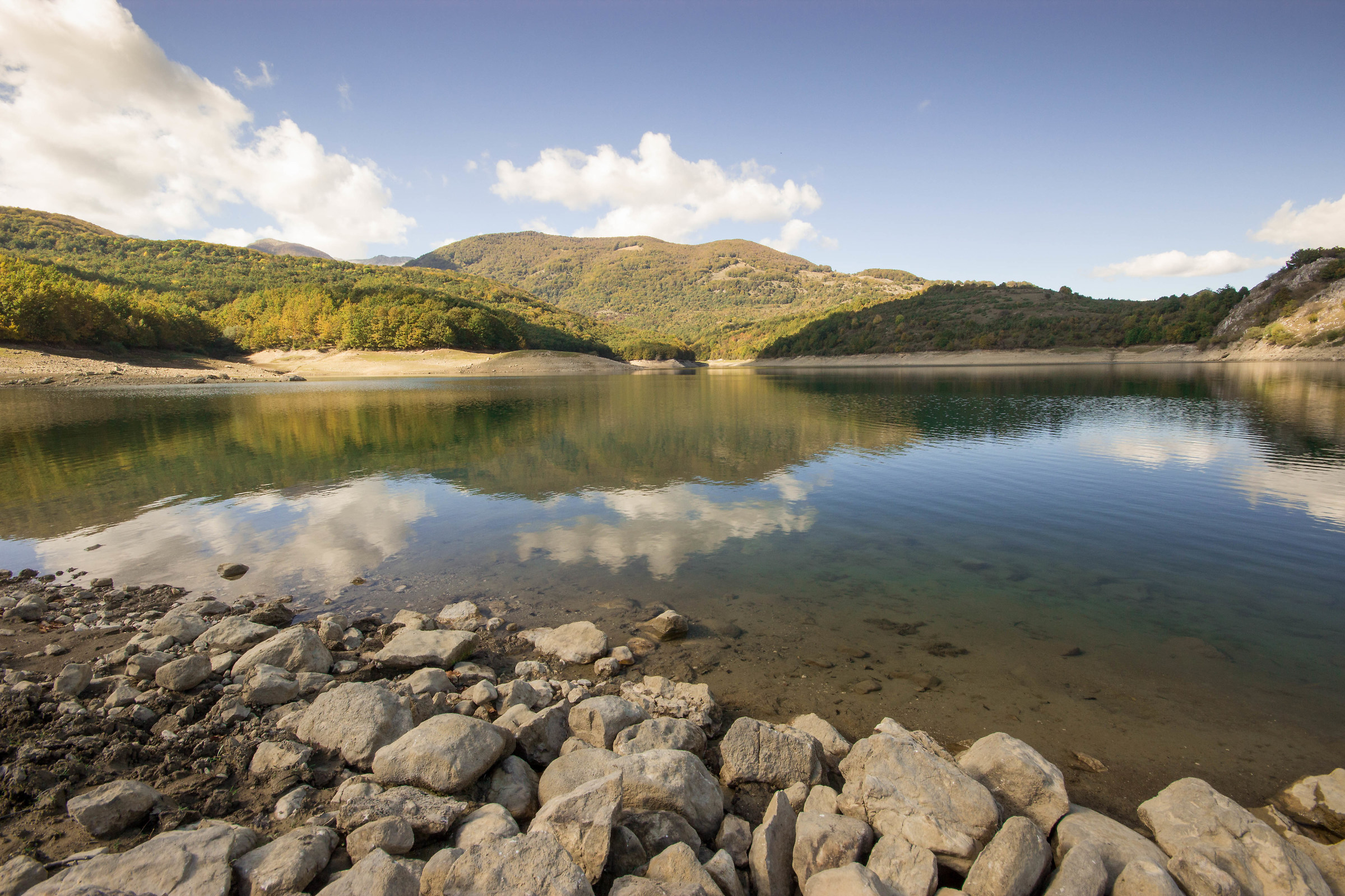 Lake of the split mountain