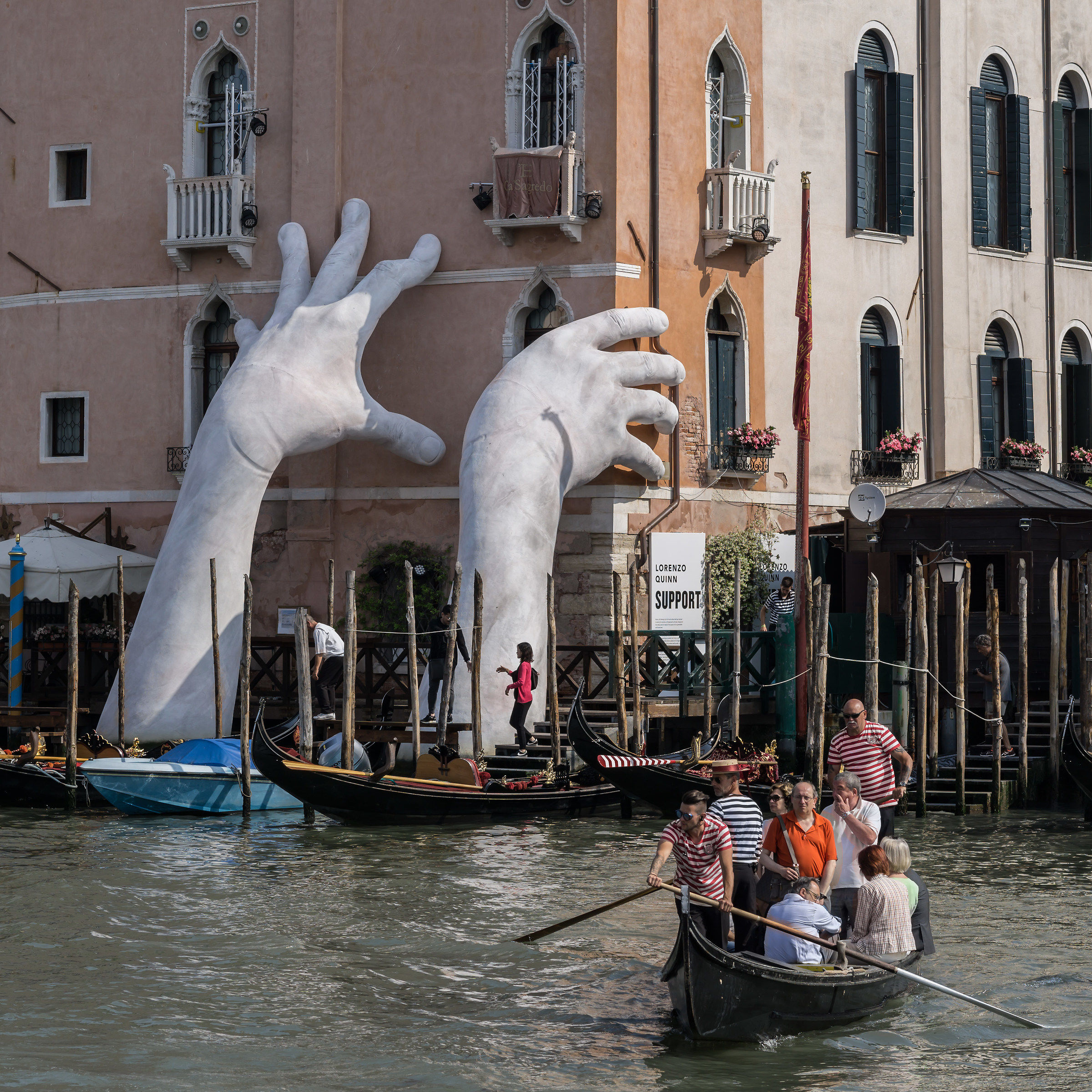 Rialto - Gondola-traghetto e manone giganti - 2