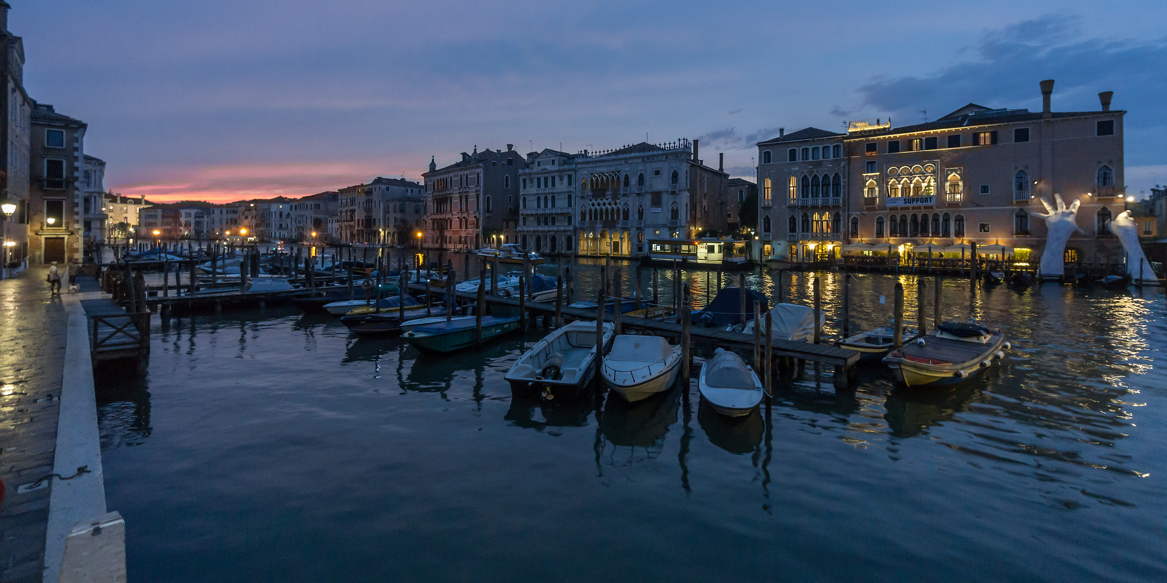 Great canal at Rialto at dusk