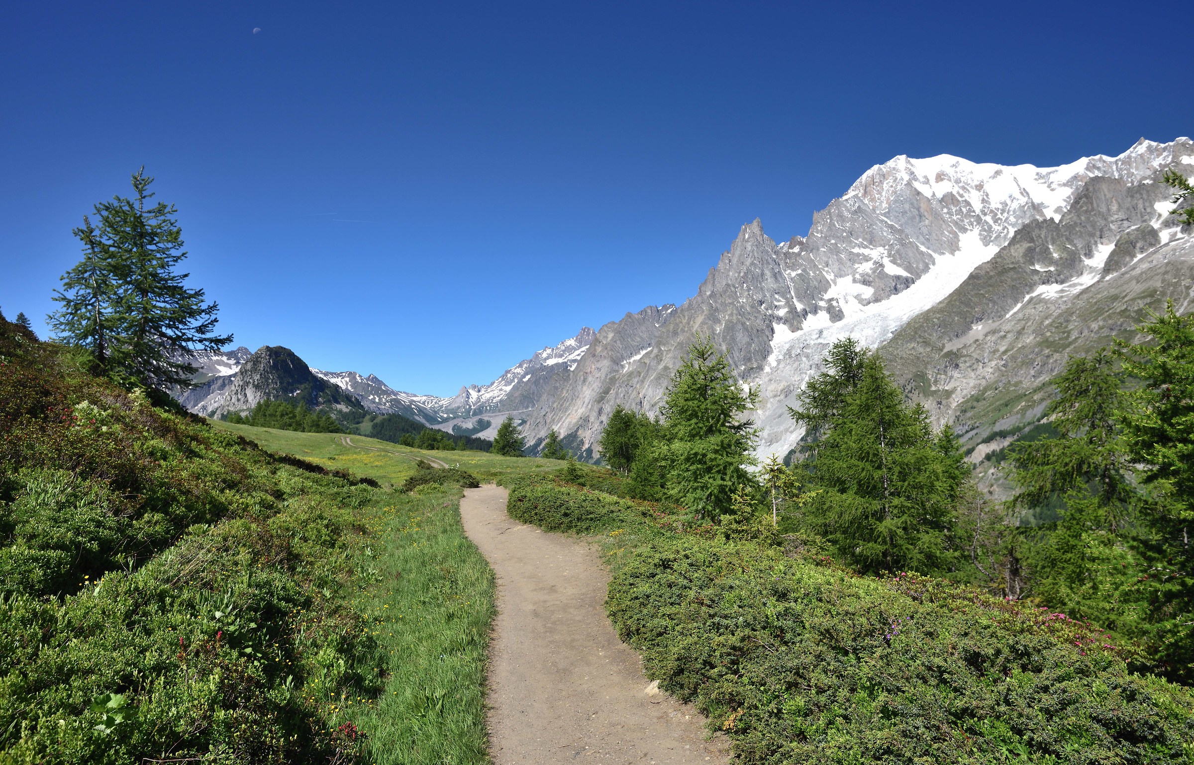 Towards the rif. Bertone - at the bottom of the Col de La Se...