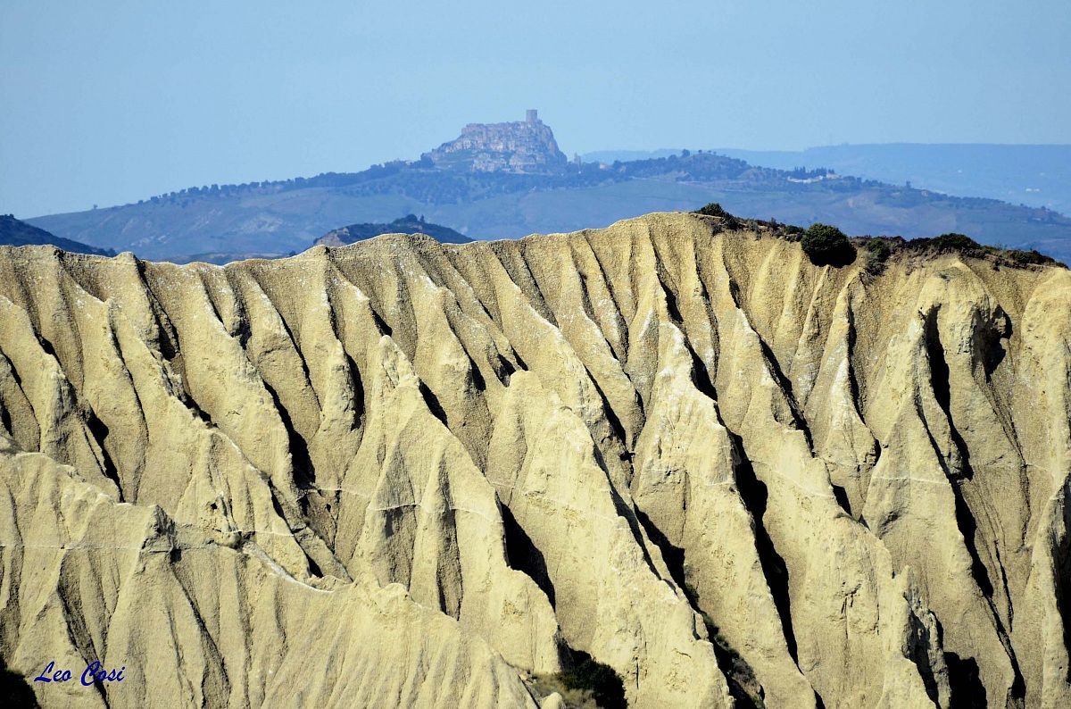 I calanchi e il paese fantasma
