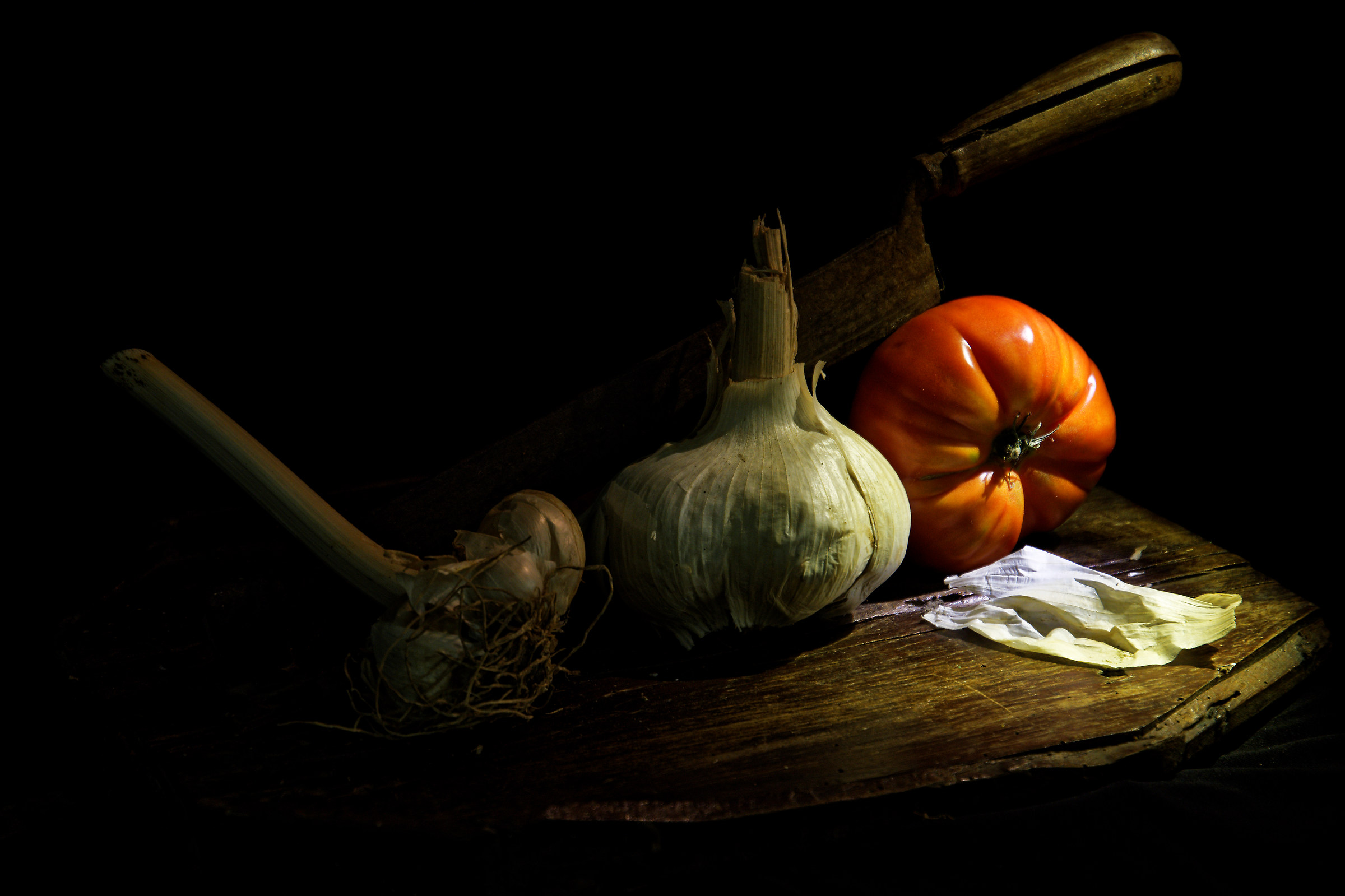 Chopping board with garlic