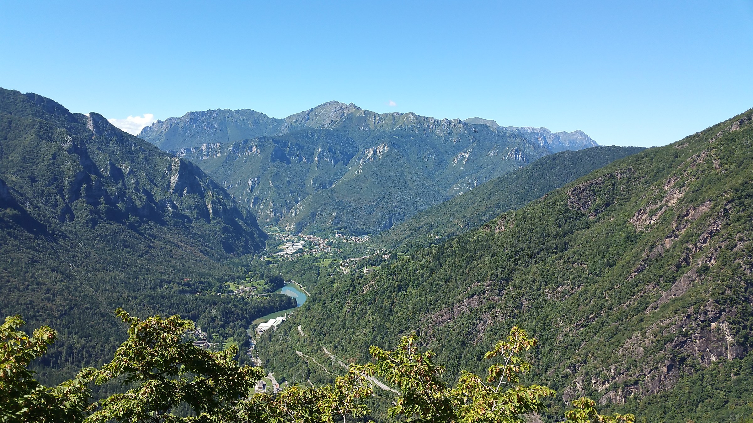 Lago di Lenna e sullo sfondo in centro il M. Venturosa