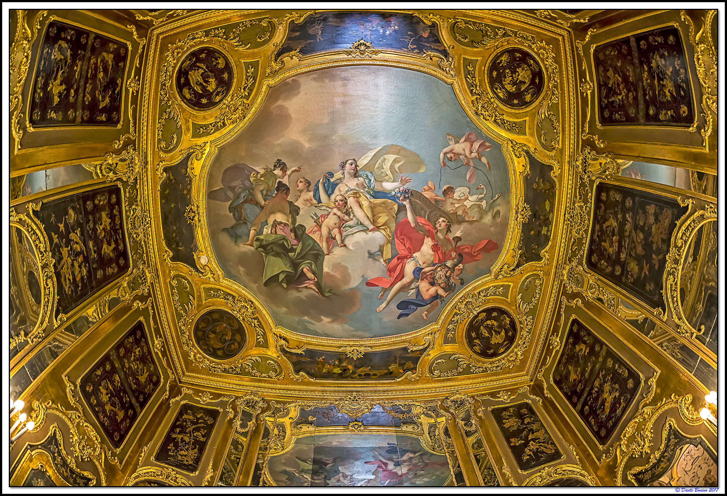 Chinese living room to the garden, ceiling